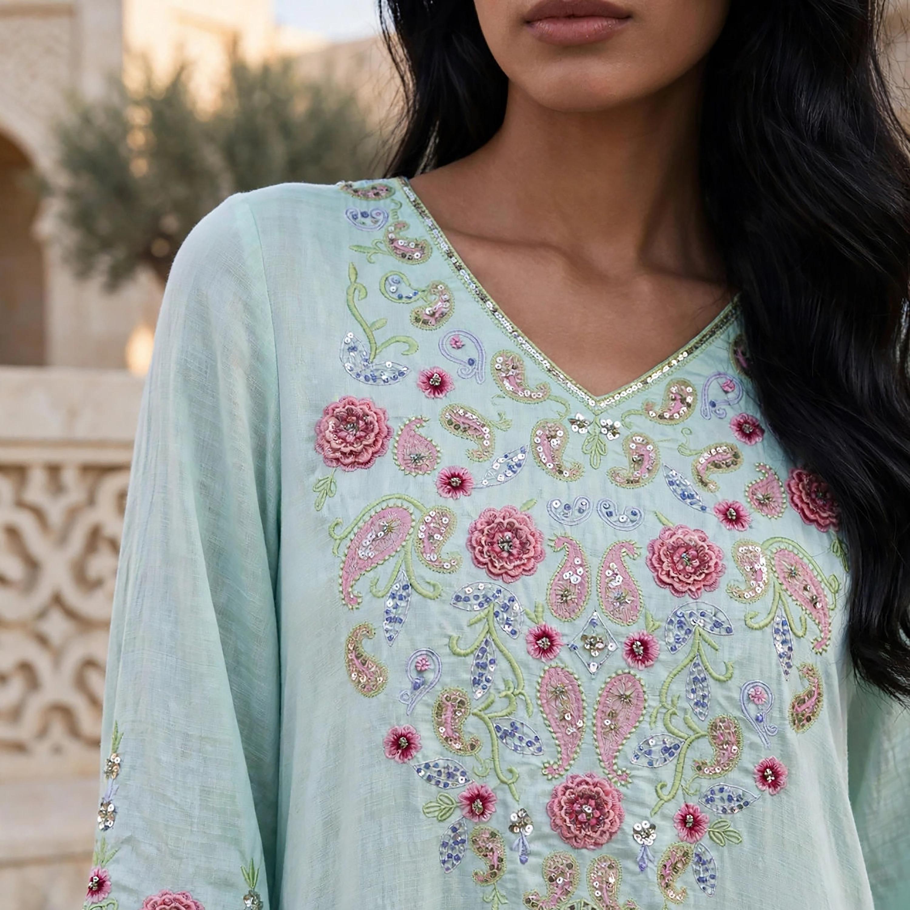 جلابية حريمي انسيابية بتطريز زهور ونقشة البيزلي وأساور متموجة من إككسا-women-arabicclothing-jalabiyas-image-2