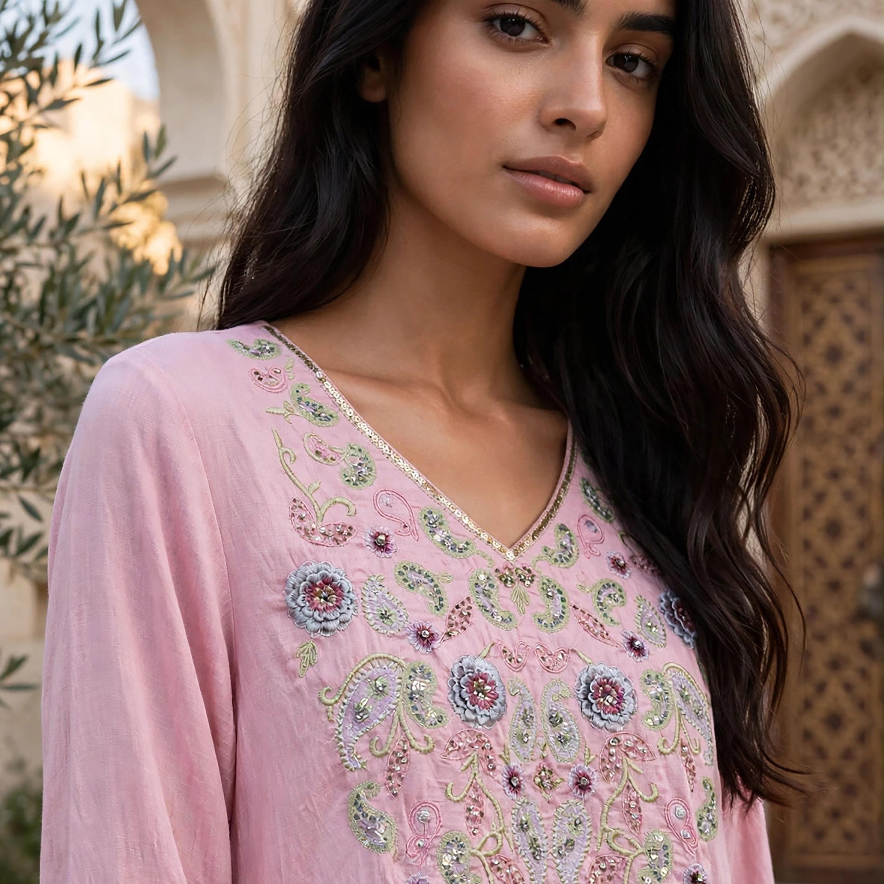 جلابية حريمي انسيابية بتطريز زهور ونقشة البيزلي وأساور متموجة من إككسا-women-arabicclothing-jalabiyas-image-7