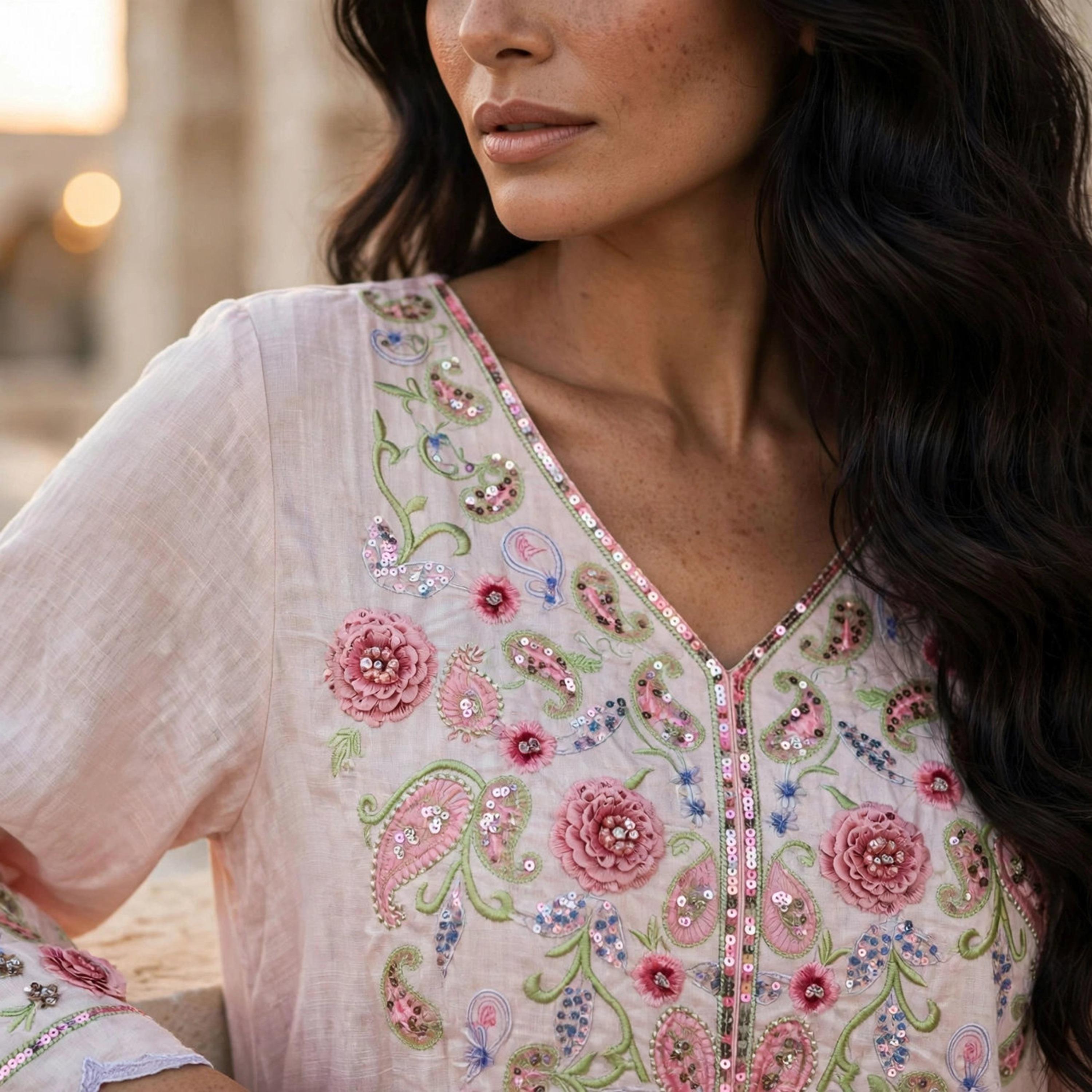 جلابية حريمي انسيابية بتطريز زهور ونقشة البيزلي وأساور متموجة من إككسا-women-arabicclothing-jalabiyas-image-11