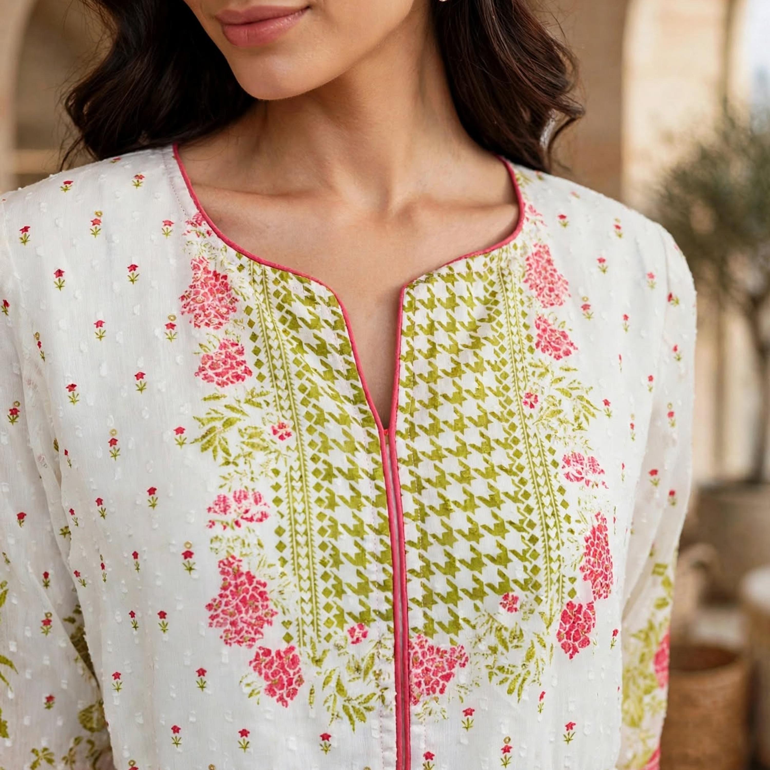 فستان حريمي وردي بقصة ضيقة من الأعلى وواسعة من الأسفل بطبعة زهور من إيككسا-women-clothing-dresses-image-2