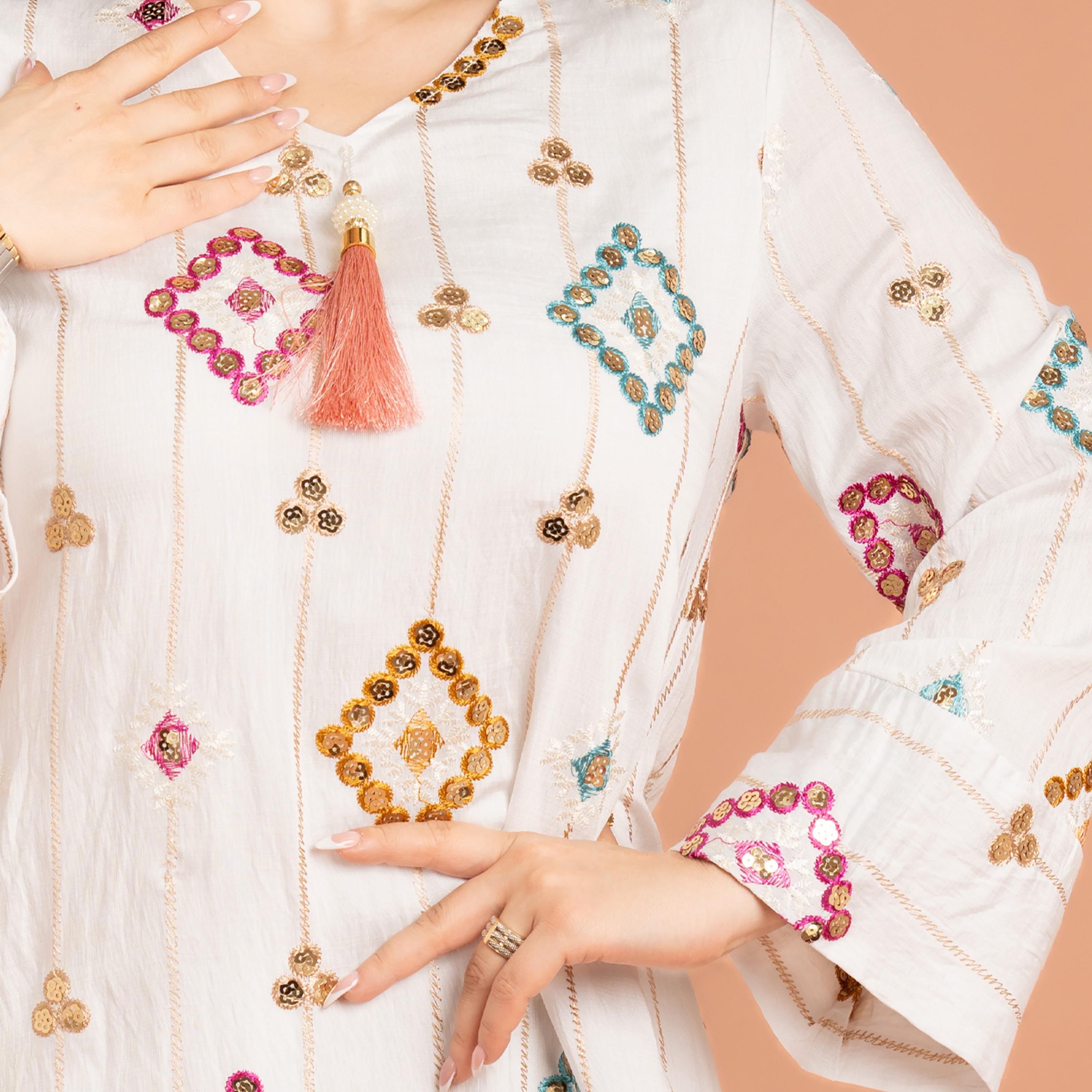 جلابية نسائية متألقة ومزينة بالترتر بتصميم هندسي من إيككسا-women-arabicclothing-jalabiyas-image-2