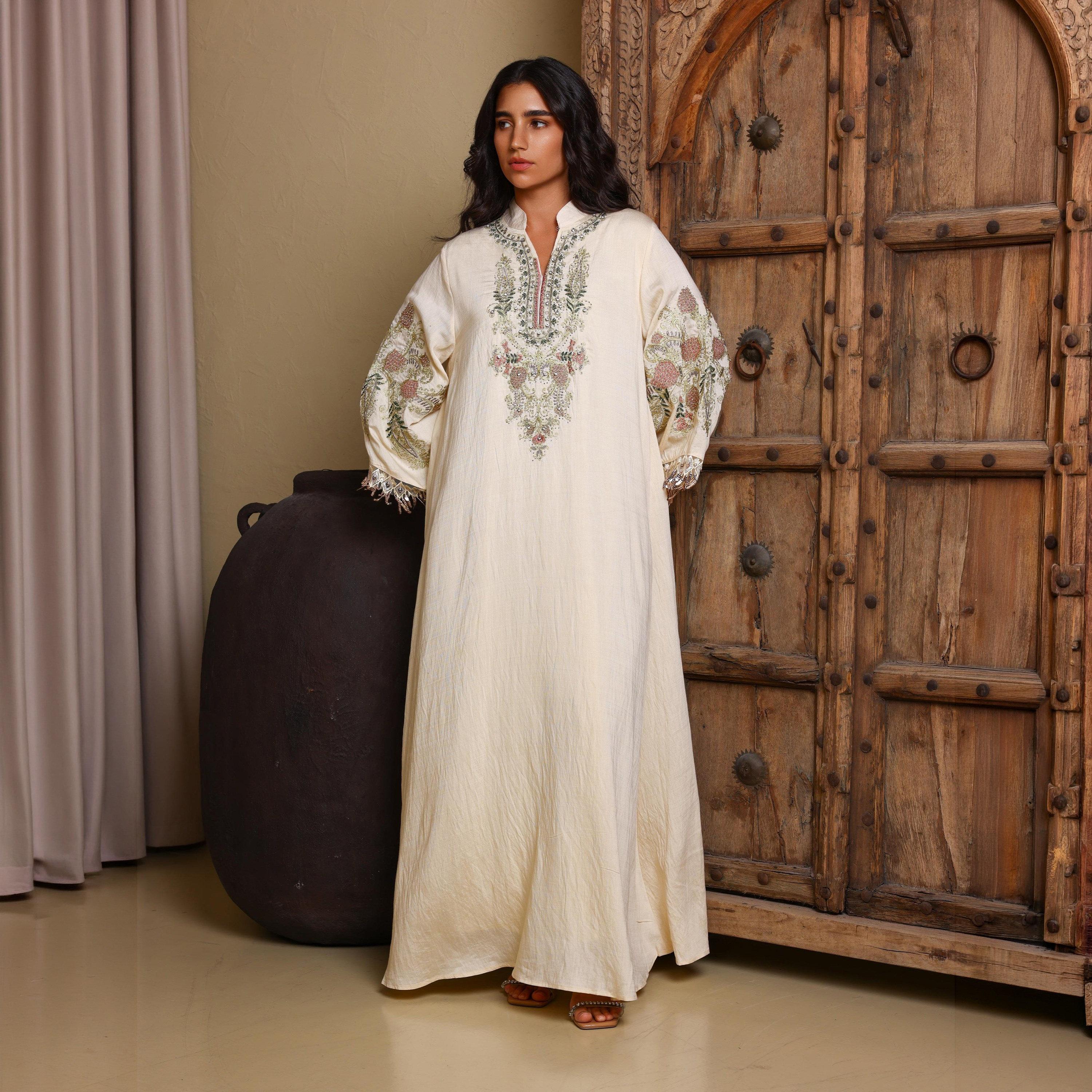 جلابية سهرة نسائية بياقة ماندارين وتطريز زهور وأكمام واسعة (كلوش) من إكسا-women-arabicclothing-jalabiyas-image-1