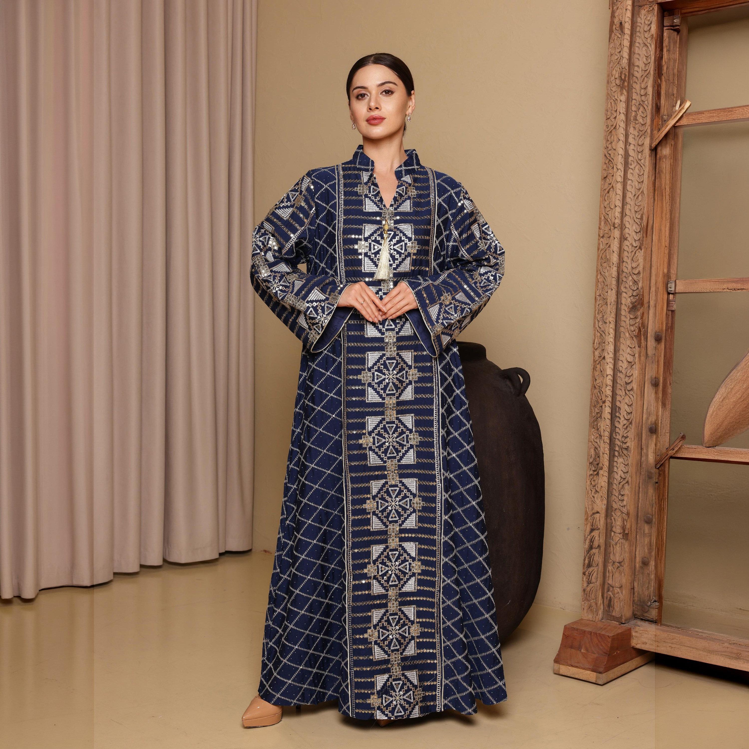 جلابية سهرة نسائية بياقة ماندارين وتطريز هندسي وأكمام واسعة من إكسا-women-arabicclothing-jalabiyas-image-1