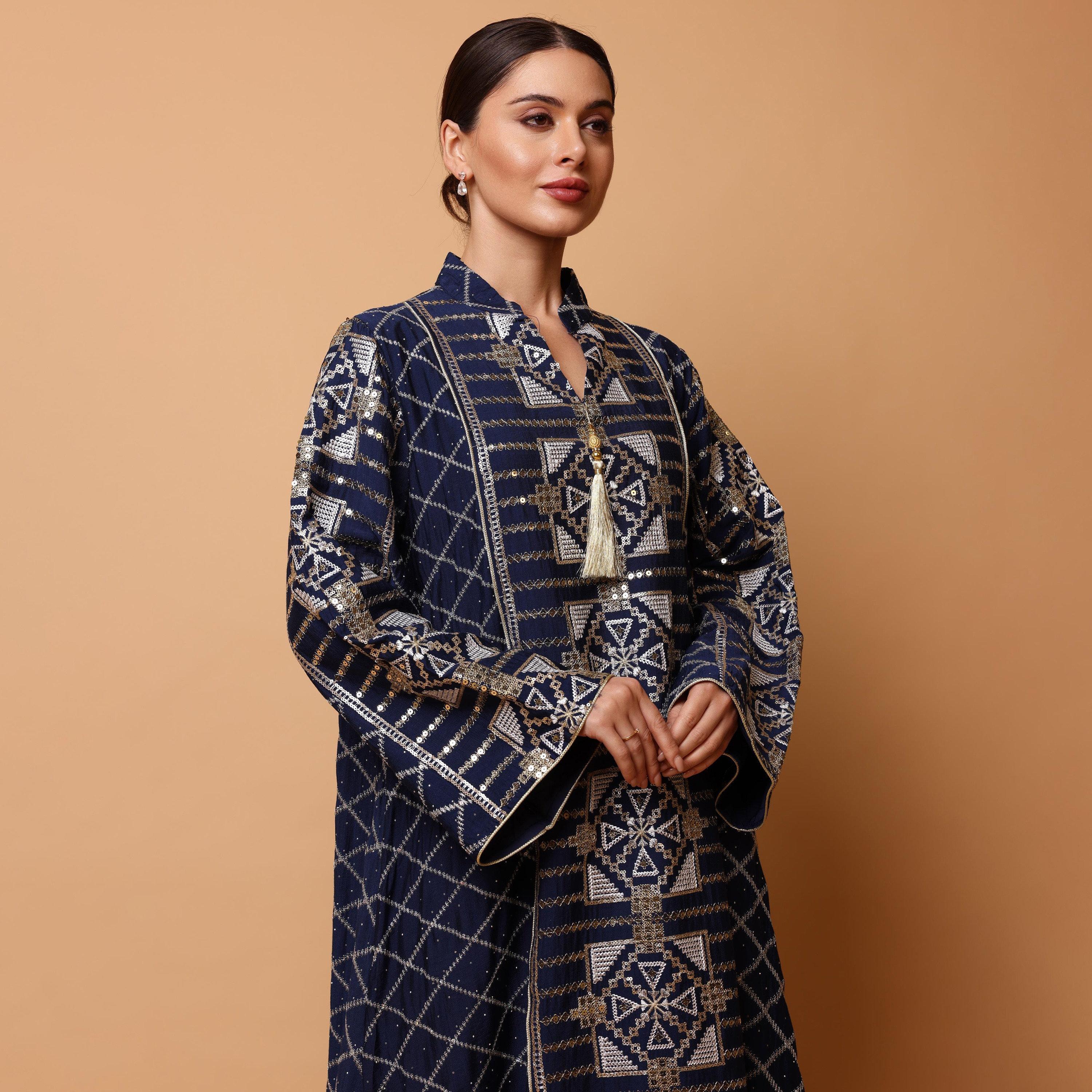 جلابية سهرة نسائية بياقة ماندارين وتطريز هندسي وأكمام واسعة من إكسا-women-arabicclothing-jalabiyas-image-2
