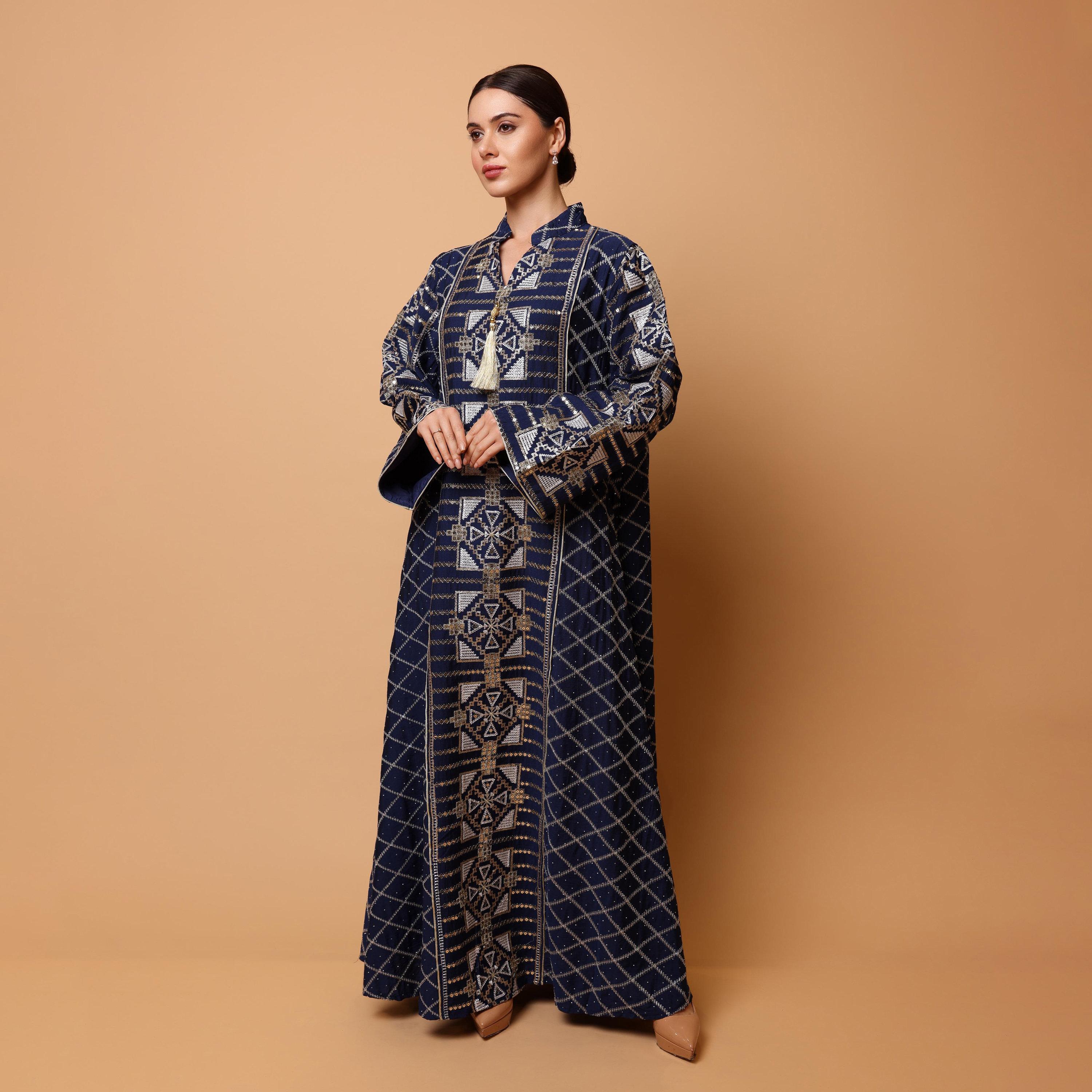 جلابية سهرة نسائية بياقة ماندارين وتطريز هندسي وأكمام واسعة من إكسا-women-arabicclothing-jalabiyas-image-4