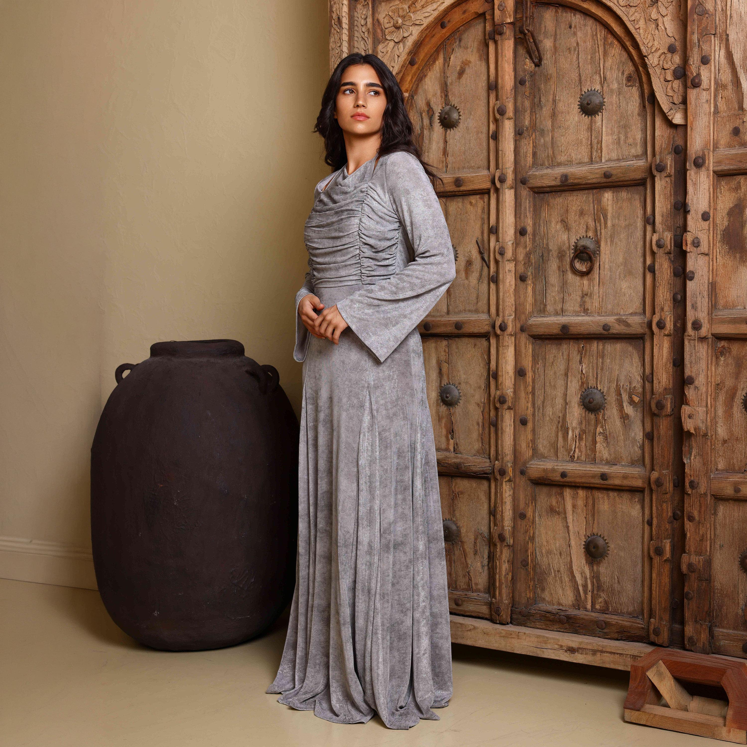 جلابية سهرة نسائية بقصة واسعة وياقة "هالتر" معدنية مزمومة من إكسا-women-clothing-dresses-image-3