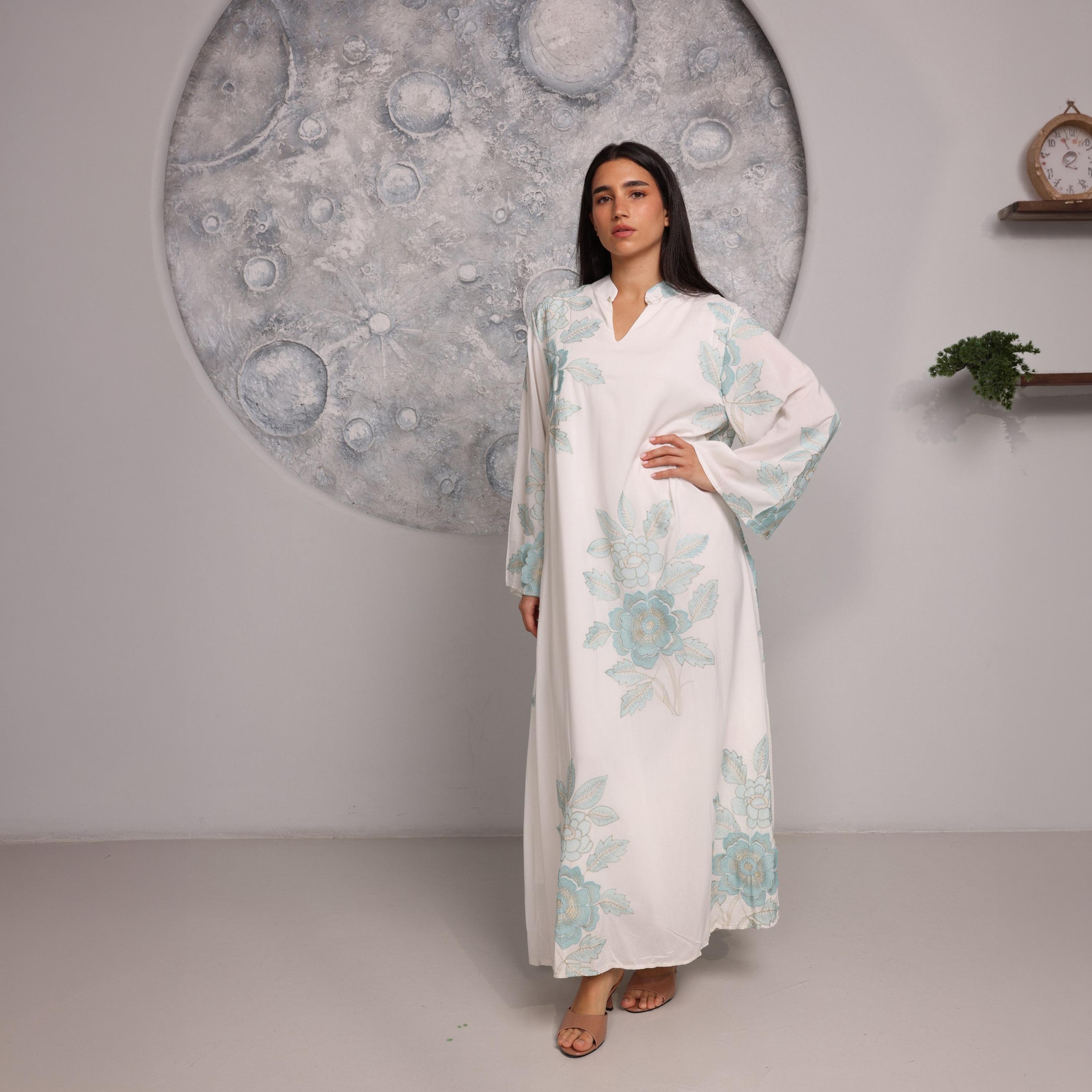 جلابية نسائية بياقة "ماندارين" وأكمام "فليرد" واسعة وتطريز "فلورال" من إككسا-women-clothing-dresses-image-9