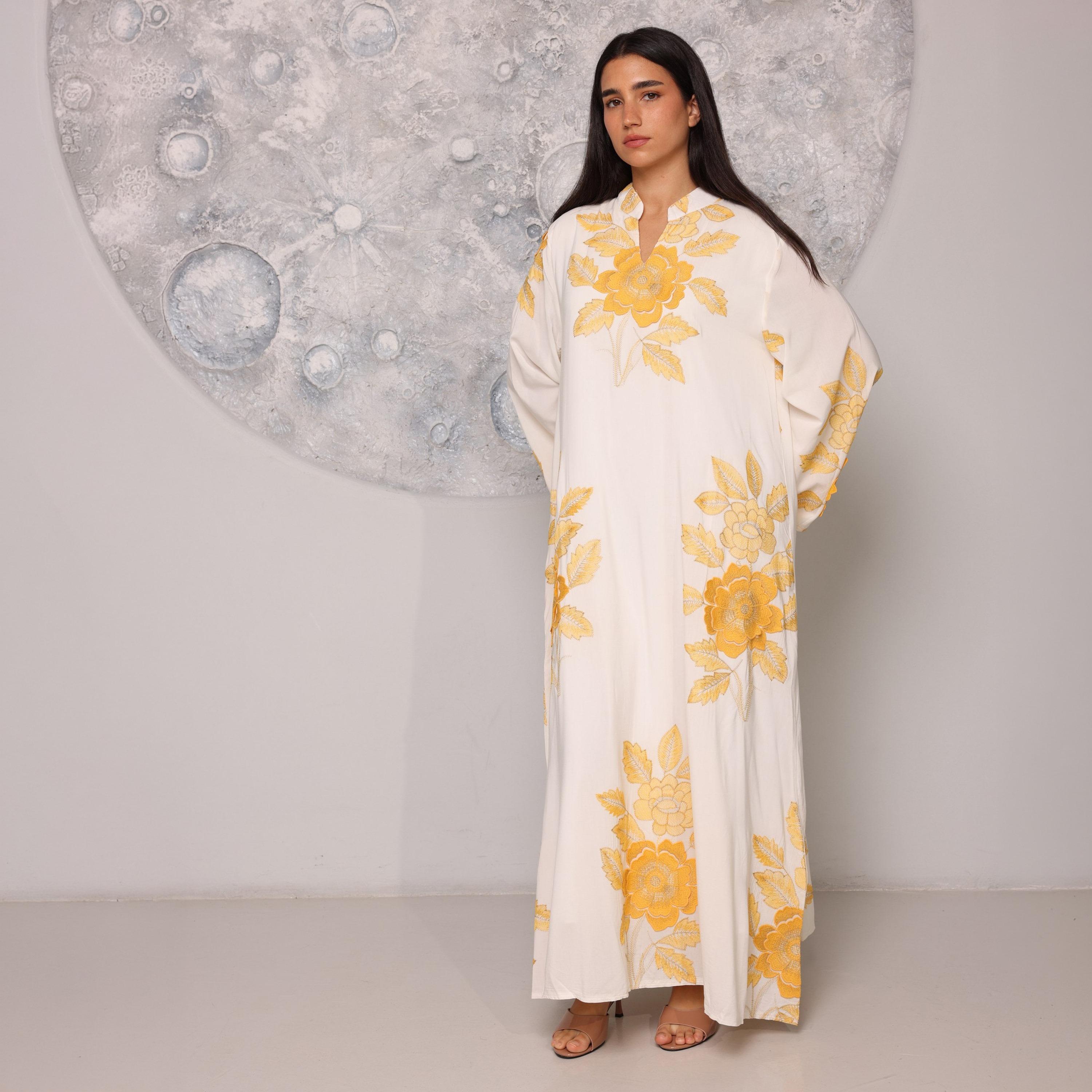 جلابية نسائية بياقة "ماندارين" وأكمام "فليرد" واسعة وتطريز "فلورال" من إككسا-women-clothing-dresses-image-5