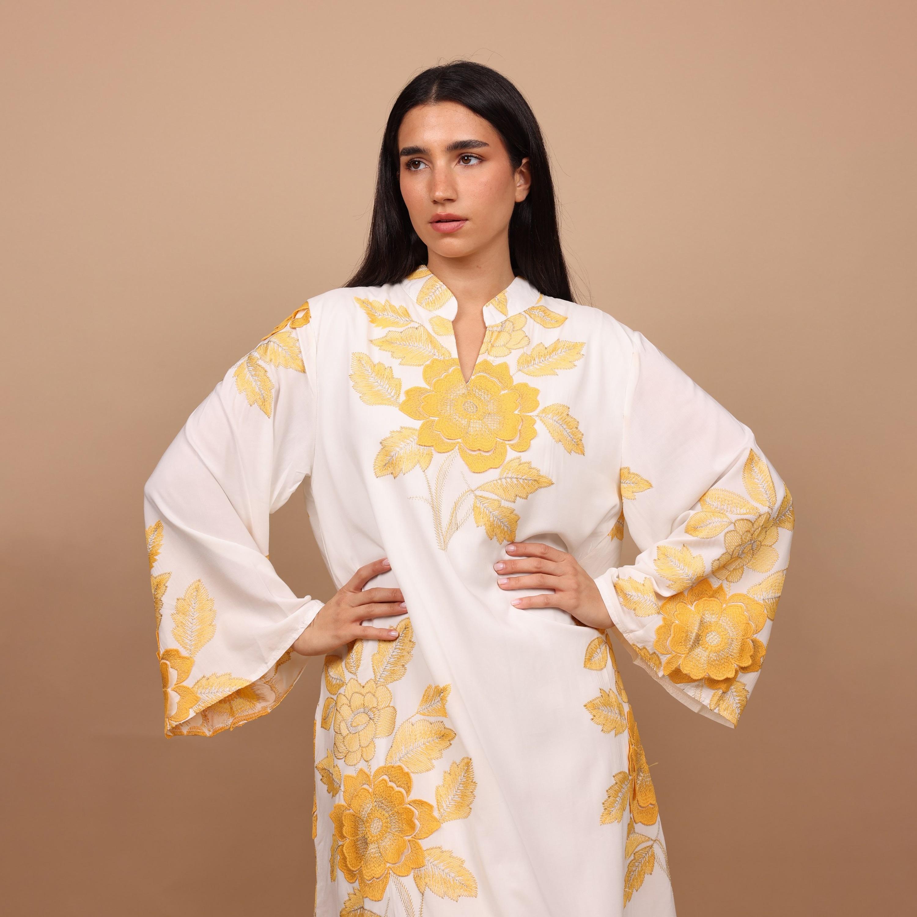 جلابية نسائية بياقة "ماندارين" وأكمام "فليرد" واسعة وتطريز "فلورال" من إككسا-women-clothing-dresses-image-6