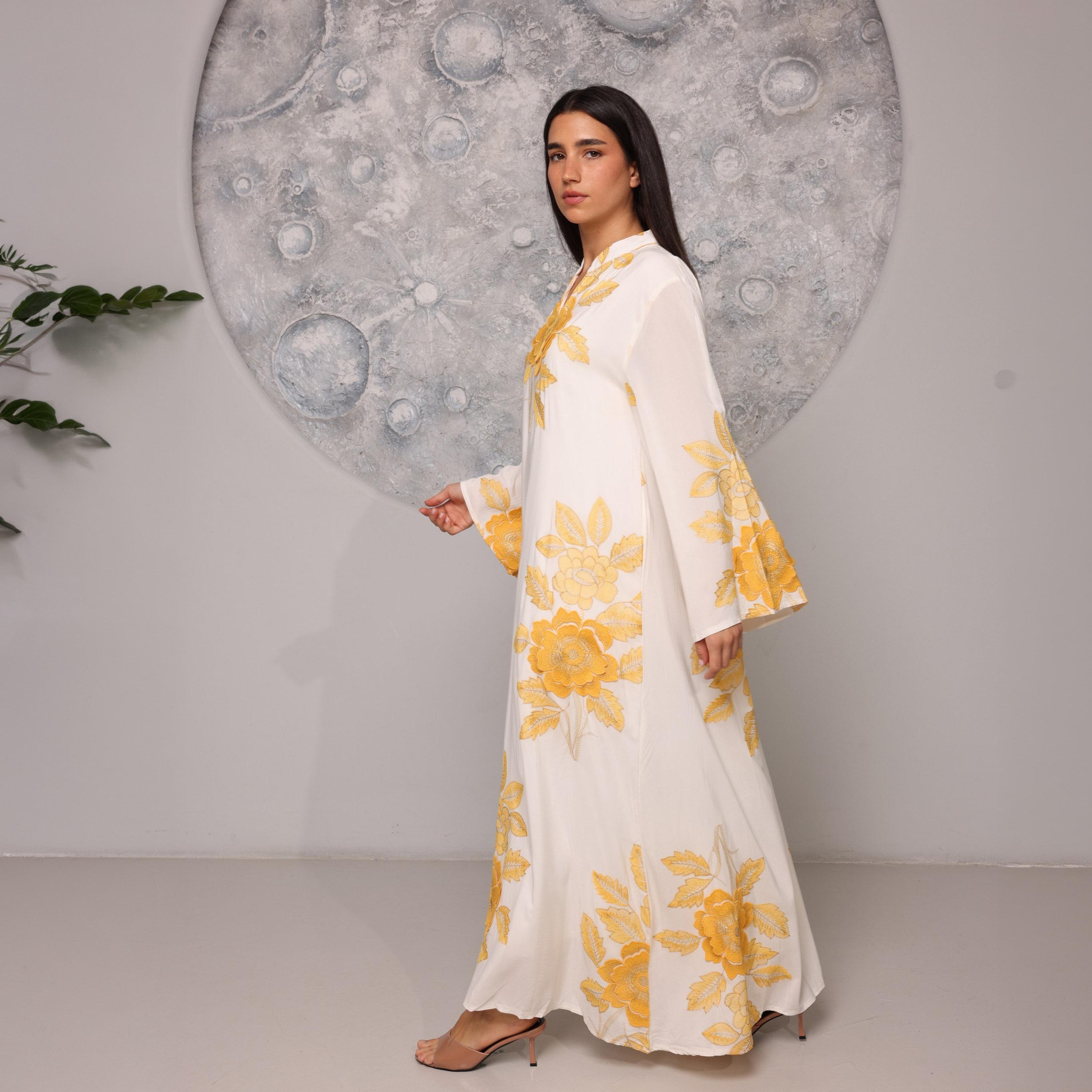جلابية نسائية بياقة "ماندارين" وأكمام "فليرد" واسعة وتطريز "فلورال" من إككسا-women-clothing-dresses-image-7