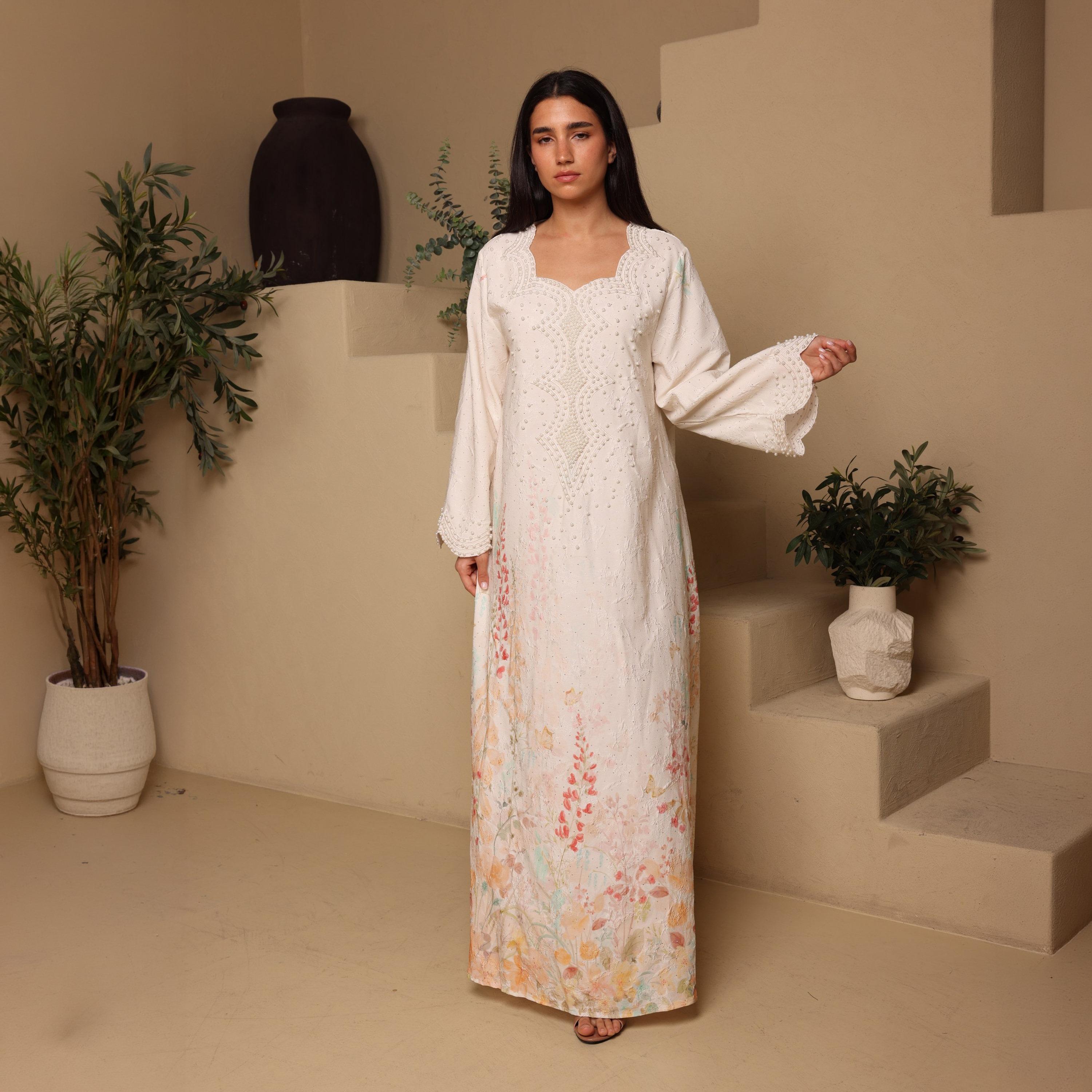 جلابية سهرة نسائية بفتحة رقبة "سكالوب" وأكمام واسعة مع تطريز ولؤلؤ من إككسا-women-arabicclothing-jalabiyas-image-10