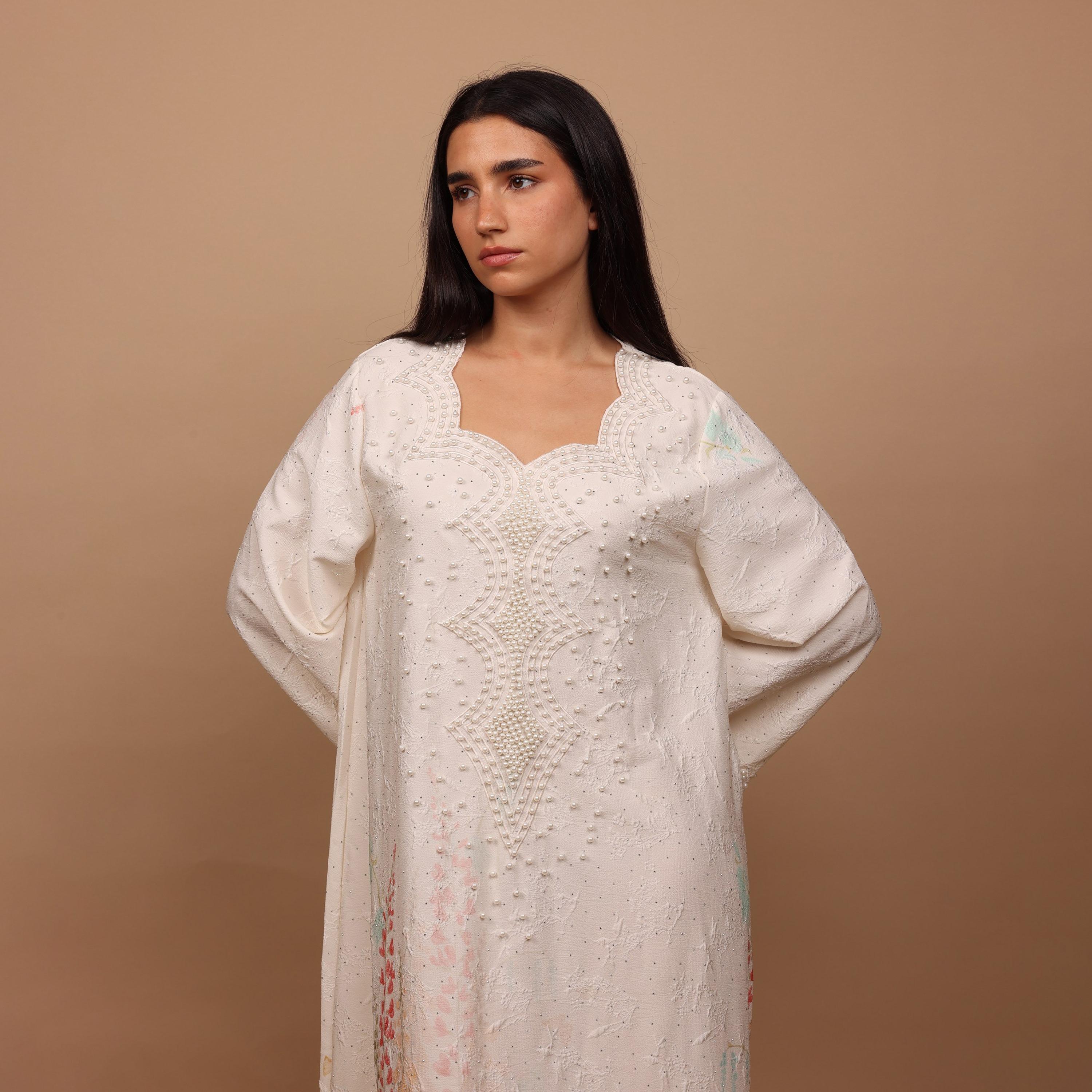 جلابية سهرة نسائية بفتحة رقبة "سكالوب" وأكمام واسعة مع تطريز ولؤلؤ من إككسا-women-arabicclothing-jalabiyas-image-11