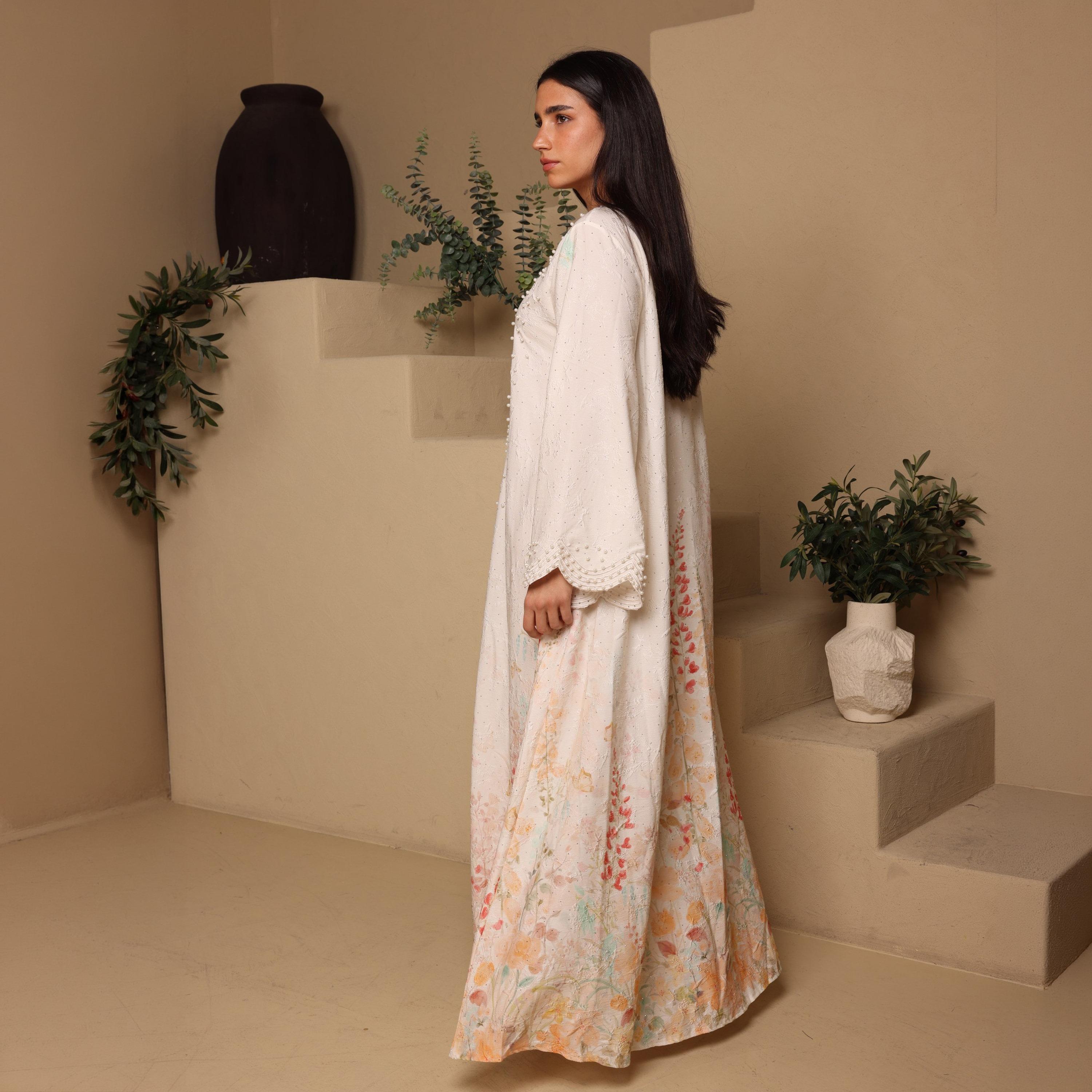 جلابية سهرة نسائية بفتحة رقبة "سكالوب" وأكمام واسعة مع تطريز ولؤلؤ من إككسا-women-arabicclothing-jalabiyas-image-12