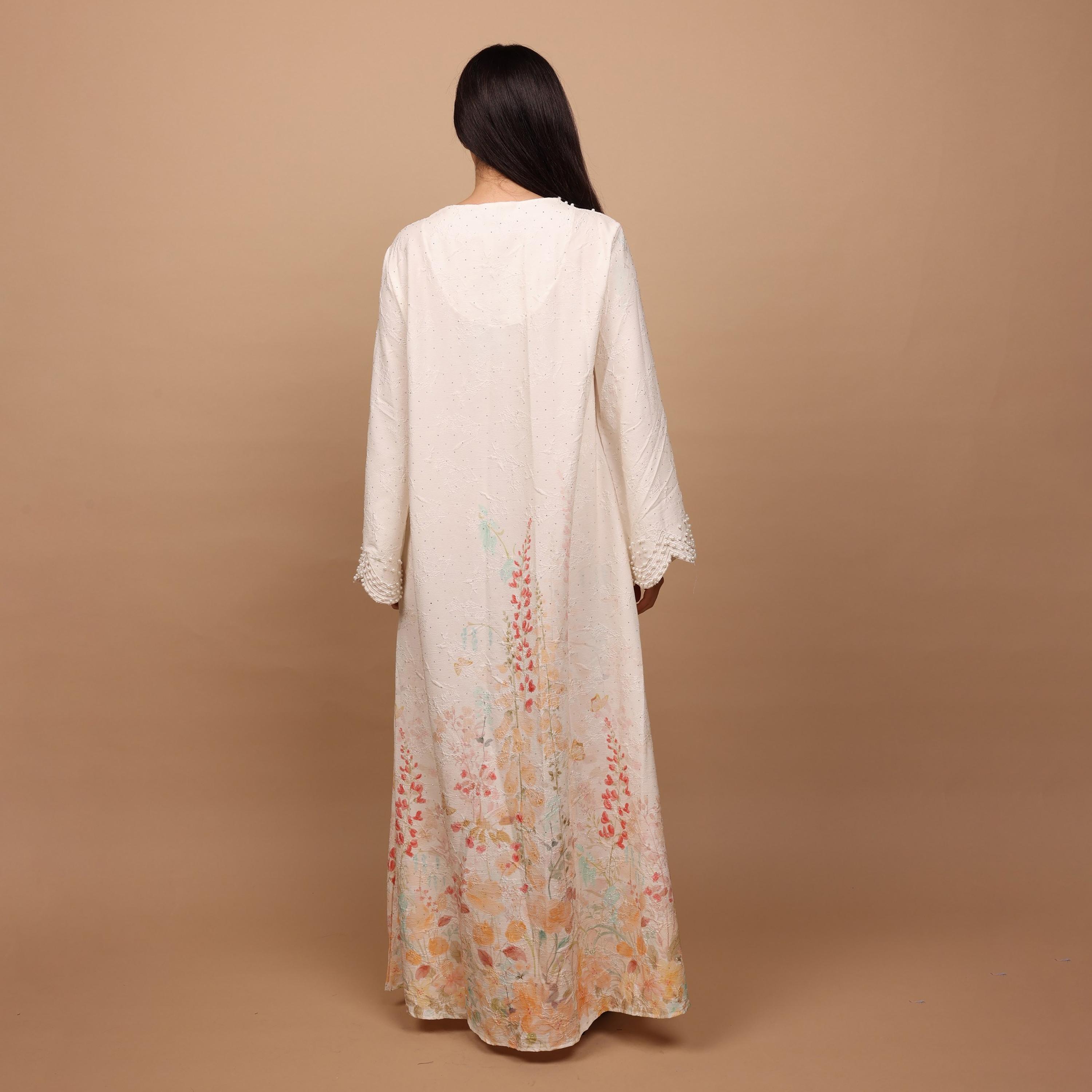 جلابية سهرة نسائية بفتحة رقبة "سكالوب" وأكمام واسعة مع تطريز ولؤلؤ من إككسا-women-arabicclothing-jalabiyas-image-13