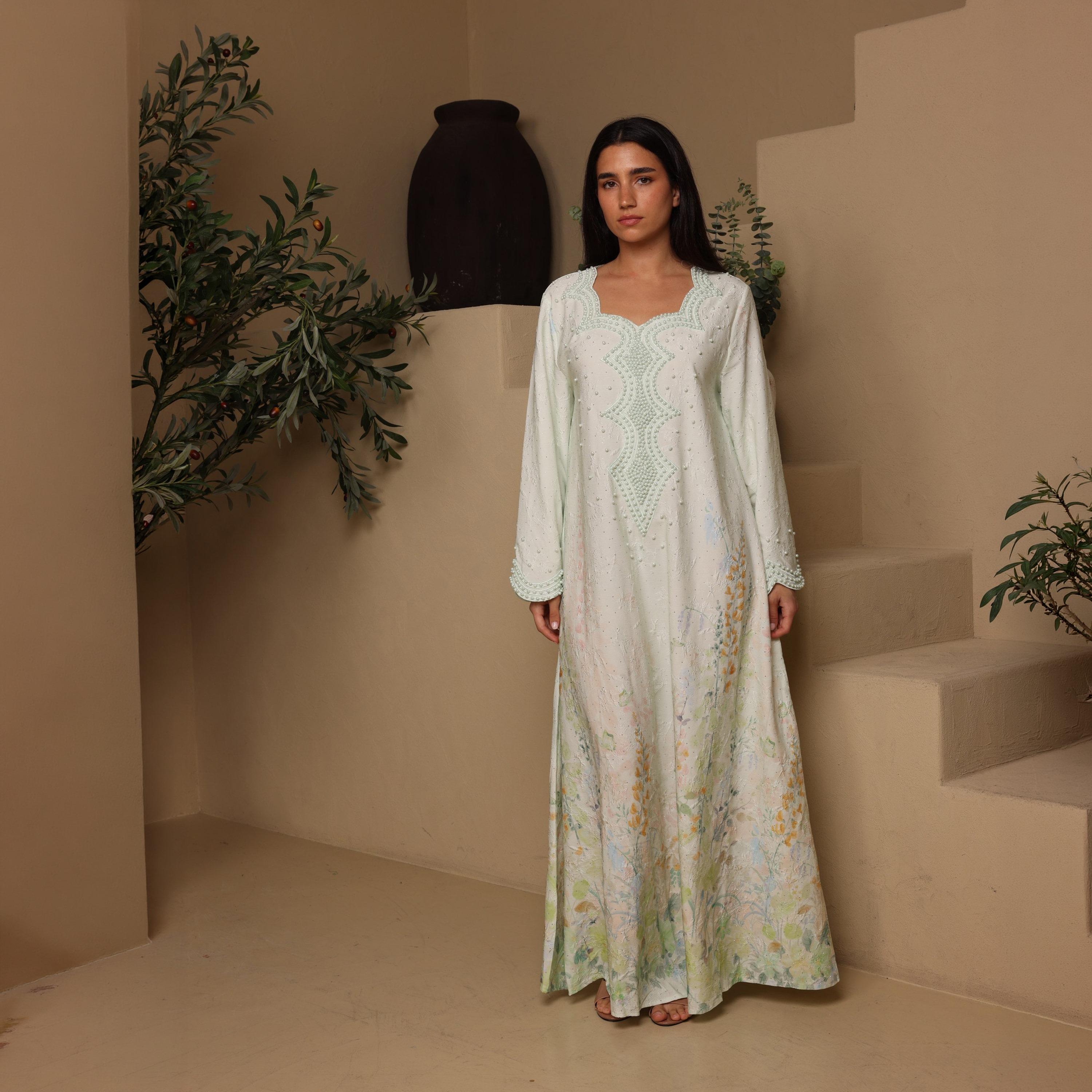 جلابية سهرة نسائية بفتحة رقبة "سكالوب" وأكمام واسعة مع تطريز ولؤلؤ من إككسا-women-arabicclothing-jalabiyas-image-5