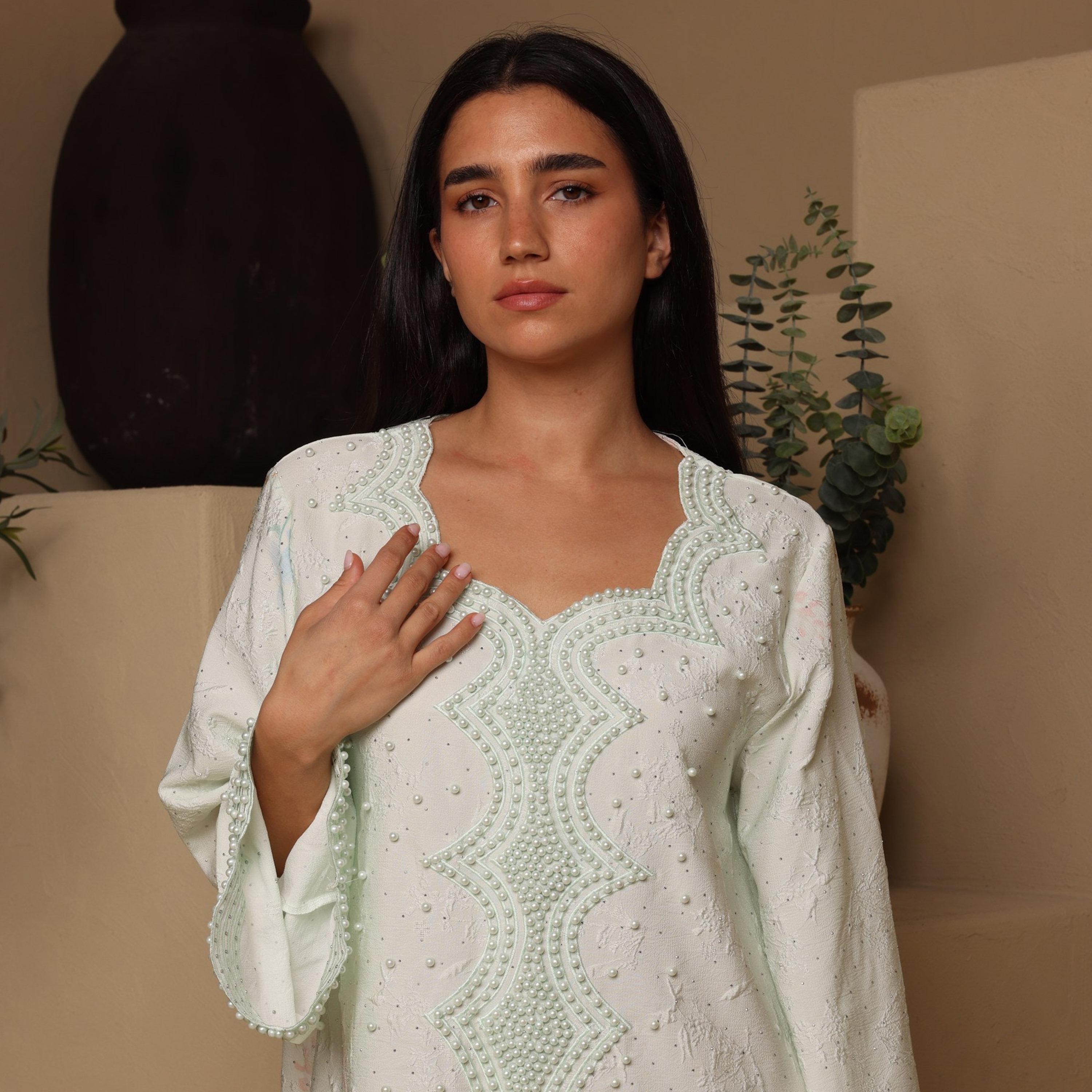 جلابية سهرة نسائية بفتحة رقبة "سكالوب" وأكمام واسعة مع تطريز ولؤلؤ من إككسا-women-arabicclothing-jalabiyas-image-6