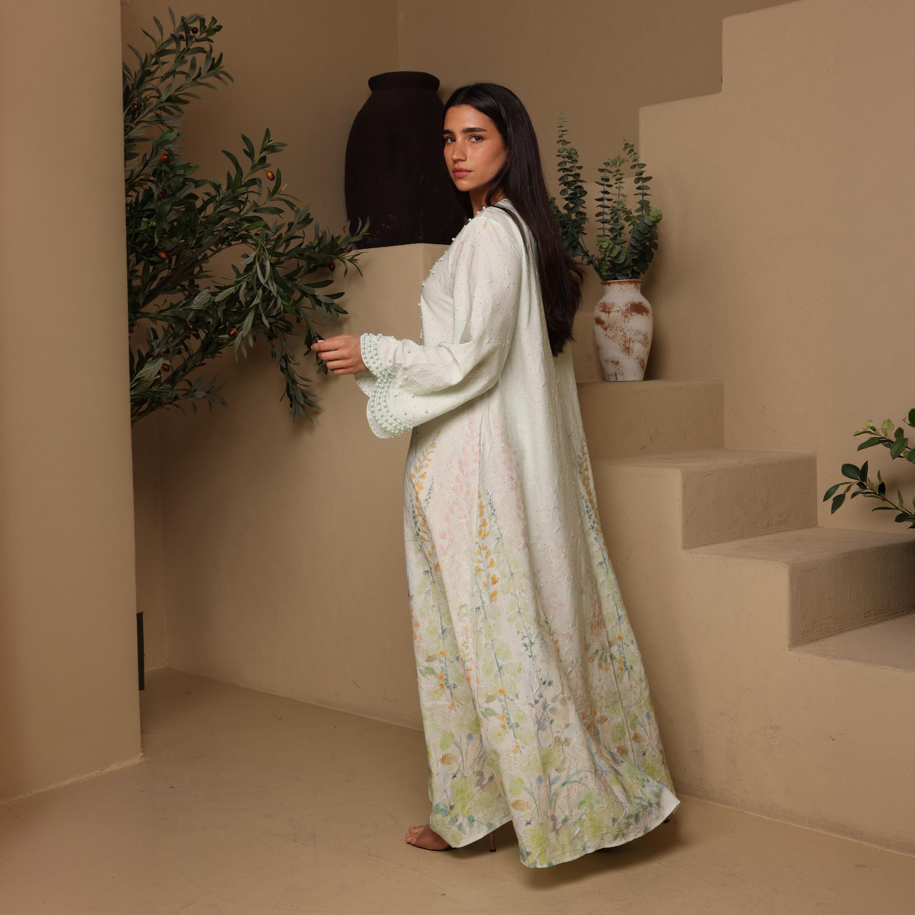 جلابية سهرة نسائية بفتحة رقبة "سكالوب" وأكمام واسعة مع تطريز ولؤلؤ من إككسا-women-arabicclothing-jalabiyas-image-8