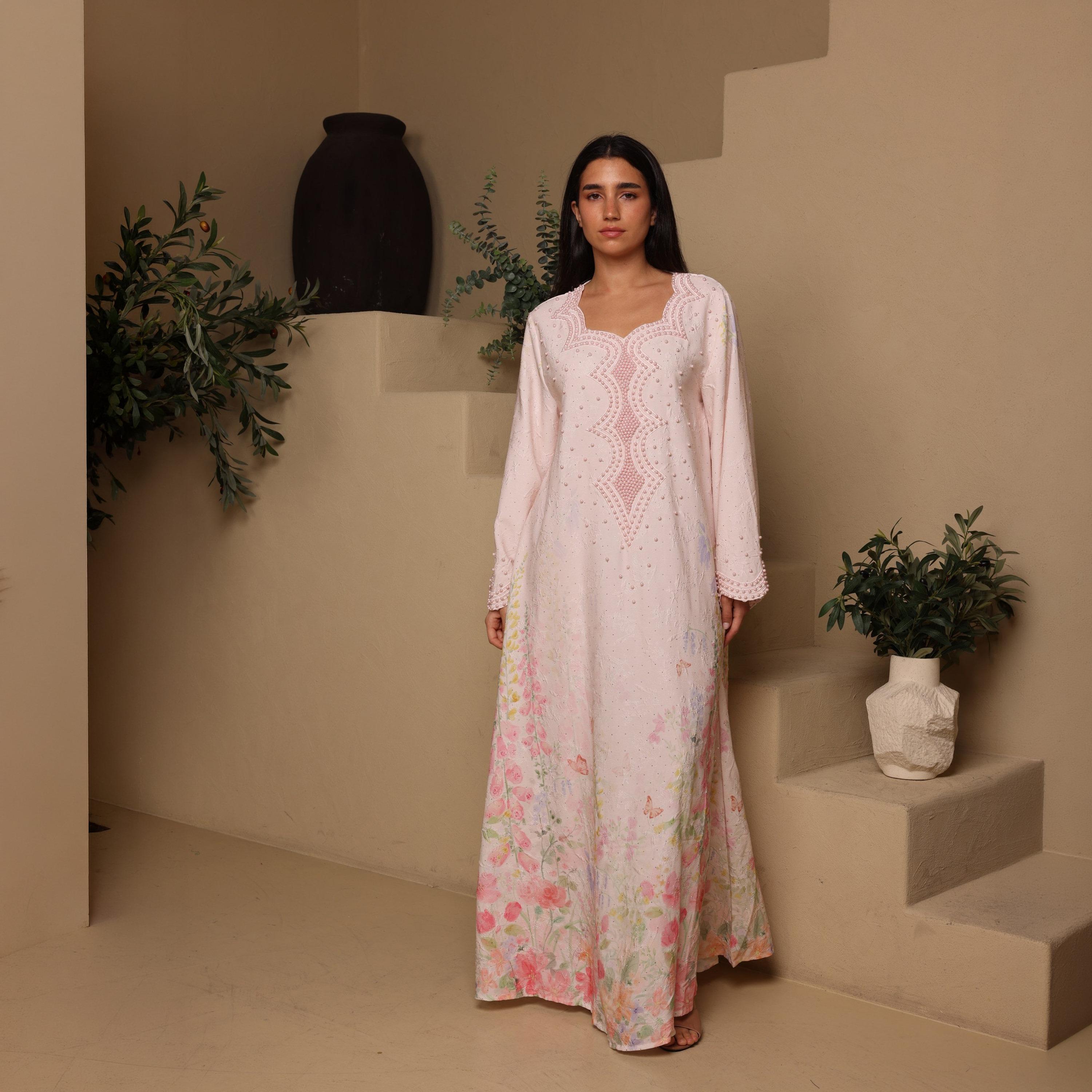 جلابية سهرة نسائية بفتحة رقبة "سكالوب" وأكمام واسعة مع تطريز ولؤلؤ من إككسا-women-arabicclothing-jalabiyas-image-1