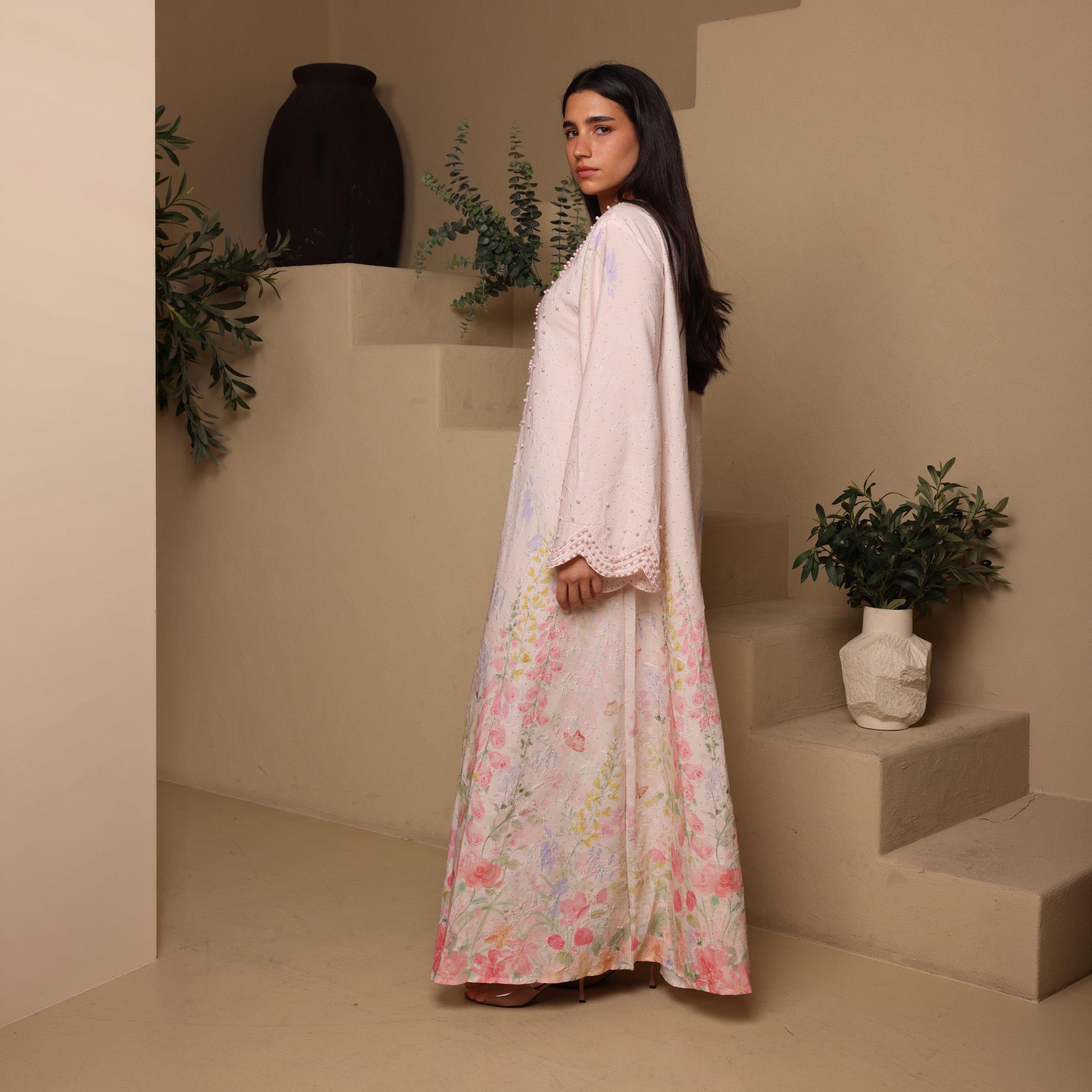 جلابية سهرة نسائية بفتحة رقبة "سكالوب" وأكمام واسعة مع تطريز ولؤلؤ من إككسا-women-arabicclothing-jalabiyas-image-3
