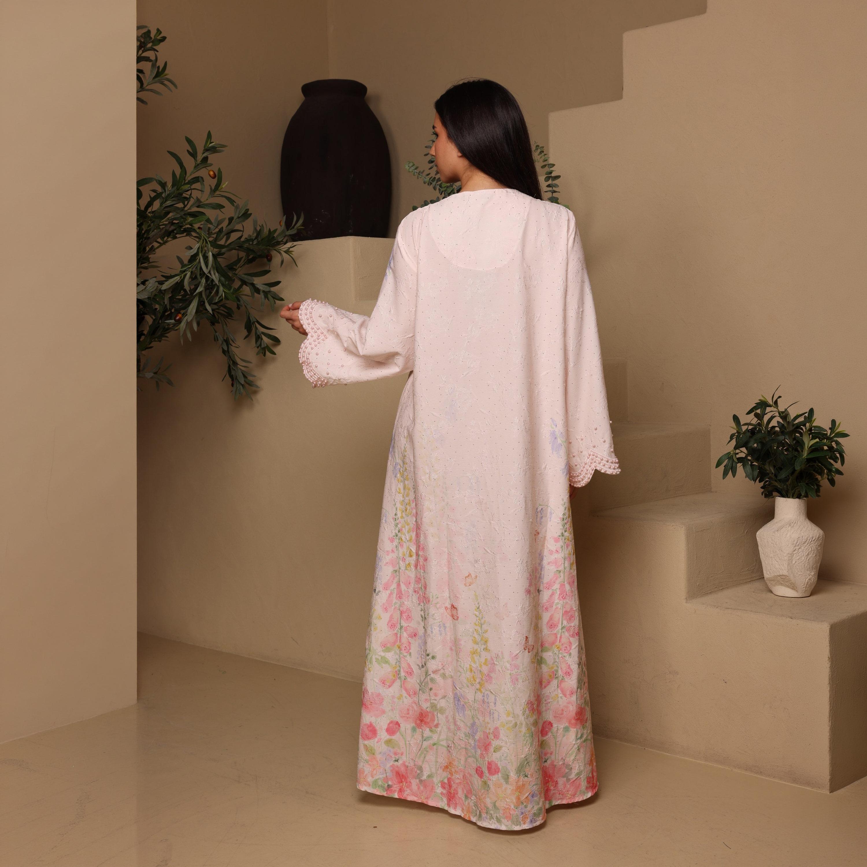 جلابية سهرة نسائية بفتحة رقبة "سكالوب" وأكمام واسعة مع تطريز ولؤلؤ من إككسا-women-arabicclothing-jalabiyas-image-4