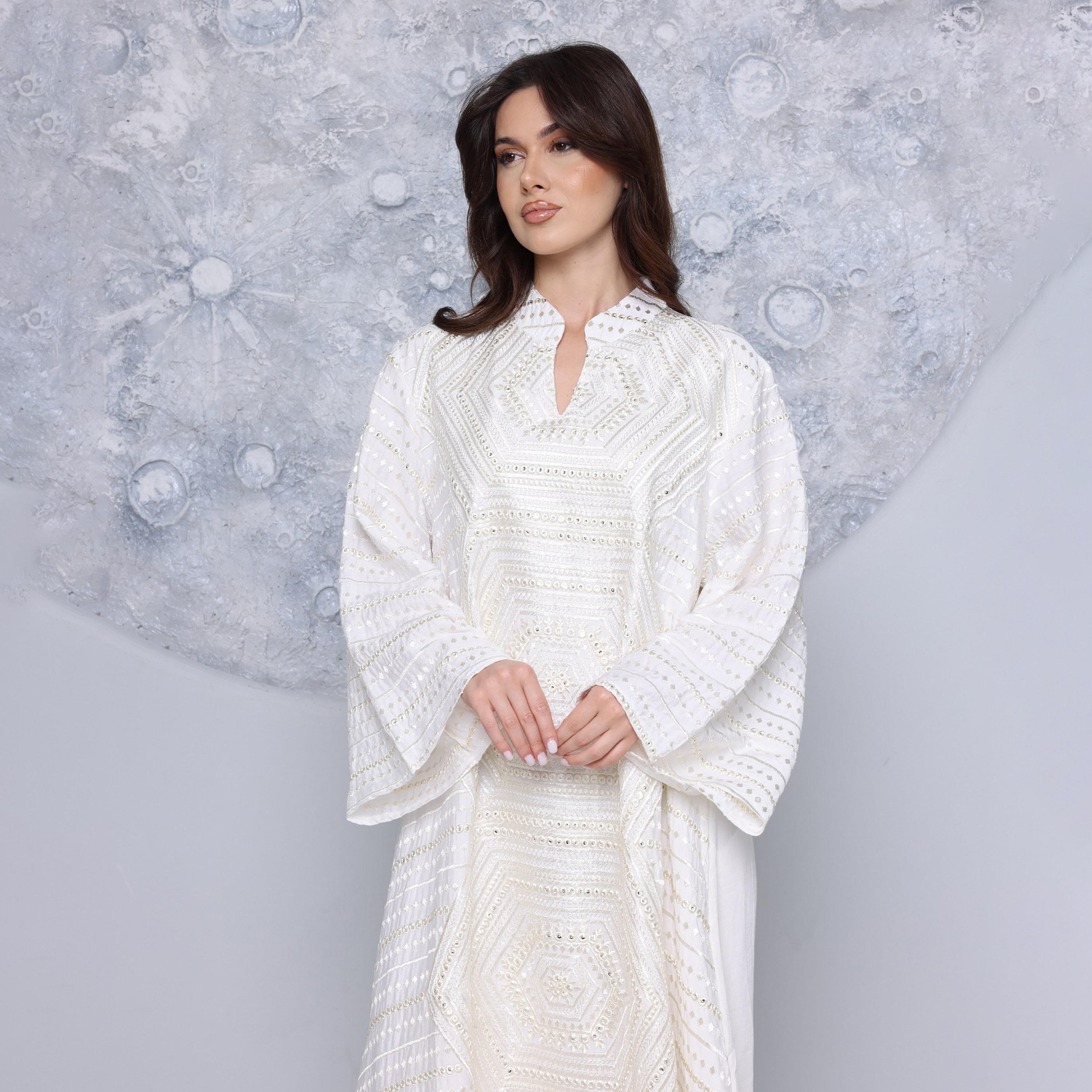 جلابية نسائية بياقة "ماندارين" وأكمام "فليرد" واسعة مع تطريز كامل من إككسا-women-arabicclothing-jalabiyas-image-10