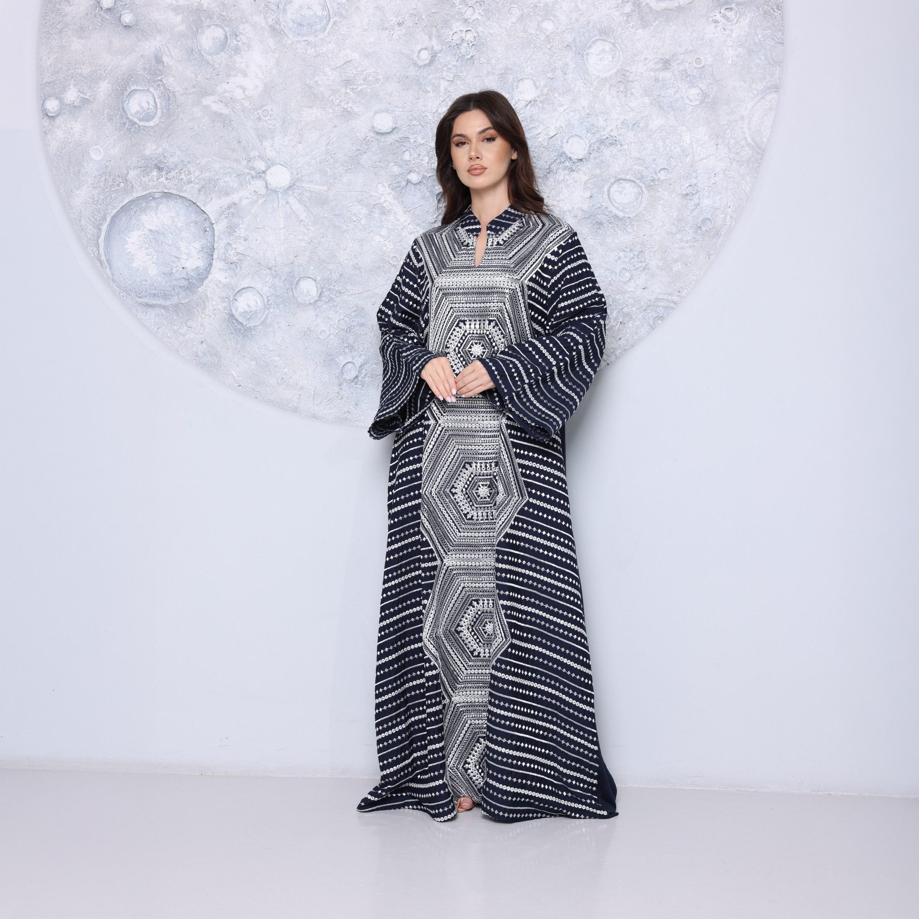 جلابية نسائية بياقة "ماندارين" وأكمام "فليرد" واسعة مع تطريز كامل من إككسا-women-arabicclothing-jalabiyas-image-5