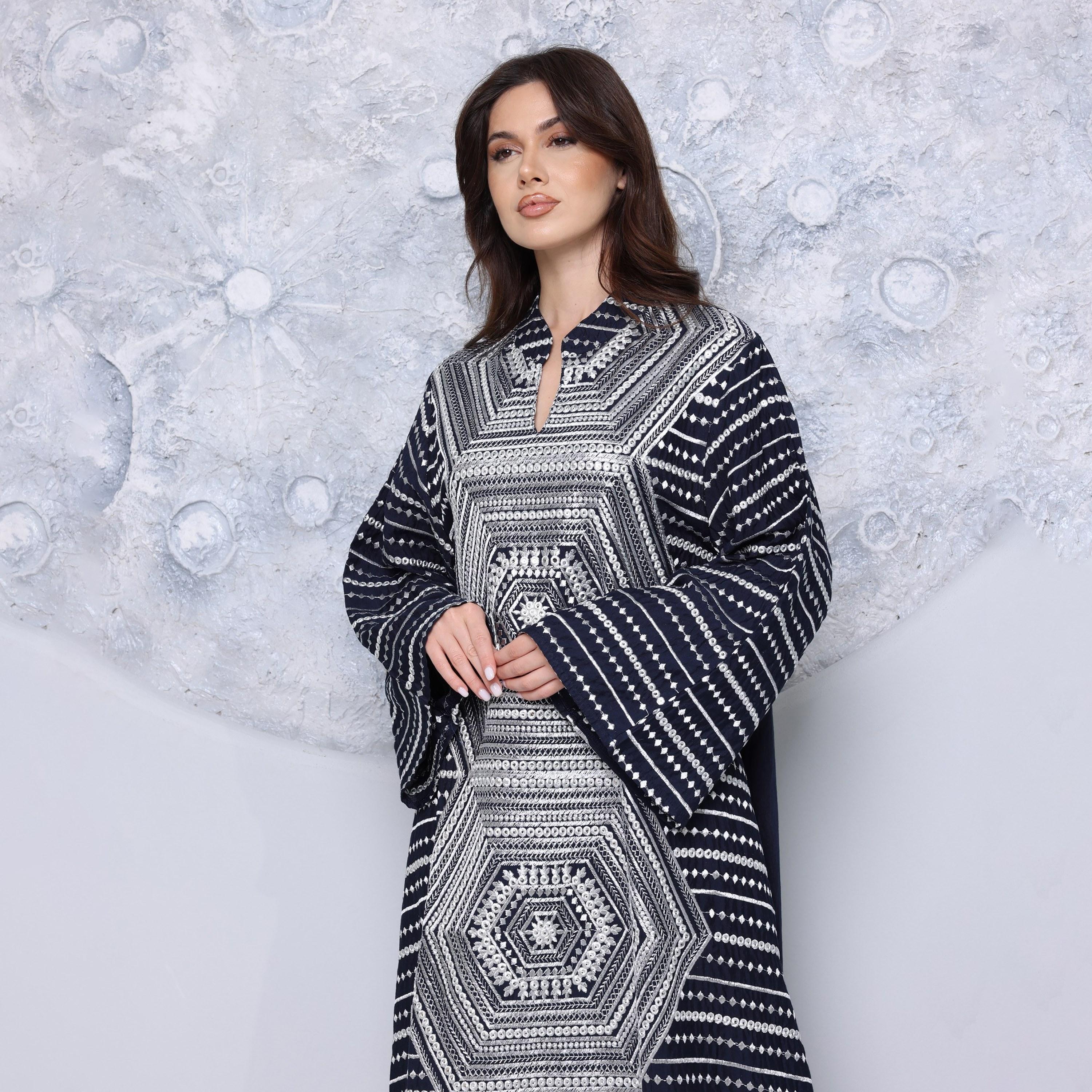 جلابية نسائية بياقة "ماندارين" وأكمام "فليرد" واسعة مع تطريز كامل من إككسا-women-arabicclothing-jalabiyas-image-6
