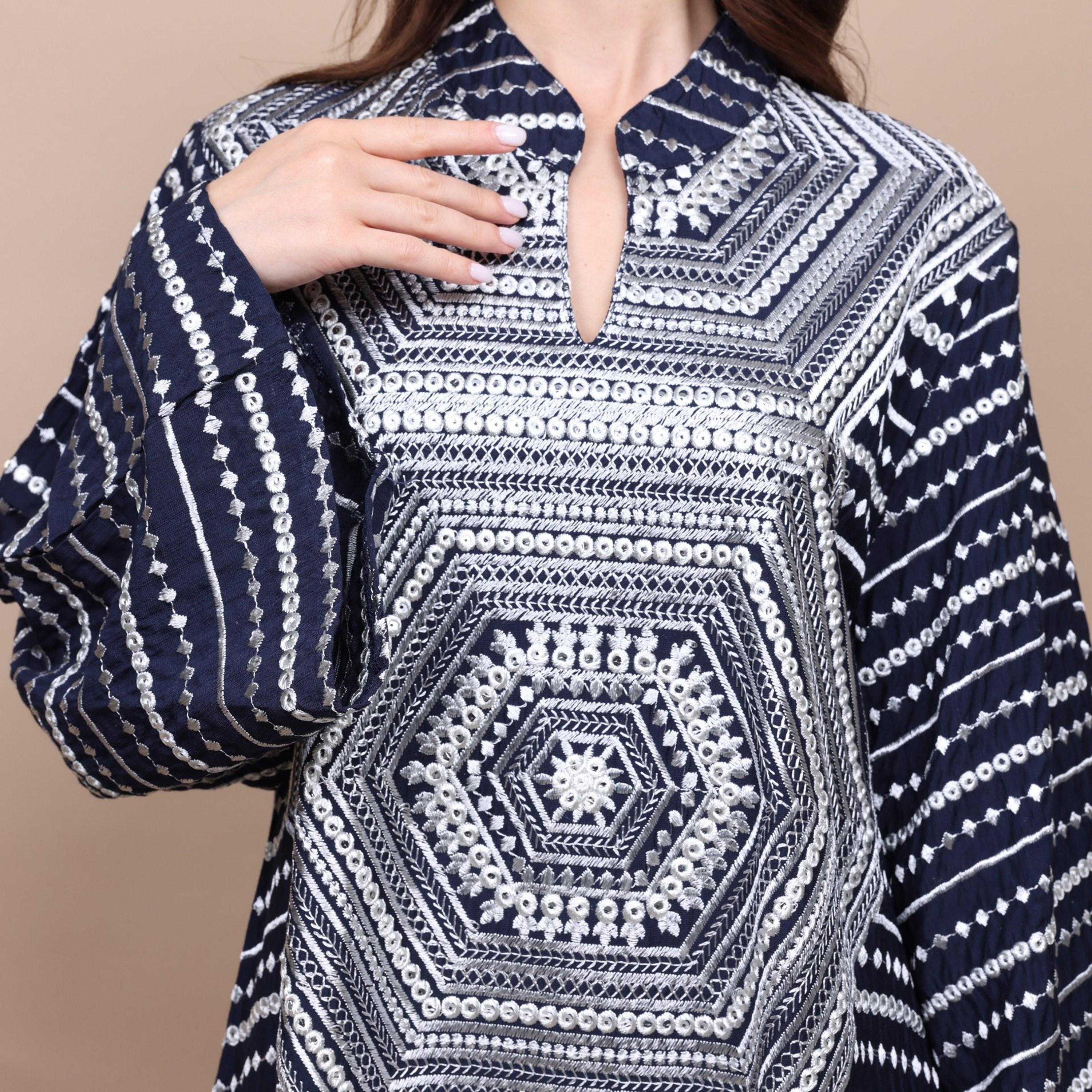 جلابية نسائية بياقة "ماندارين" وأكمام "فليرد" واسعة مع تطريز كامل من إككسا-women-arabicclothing-jalabiyas-image-7