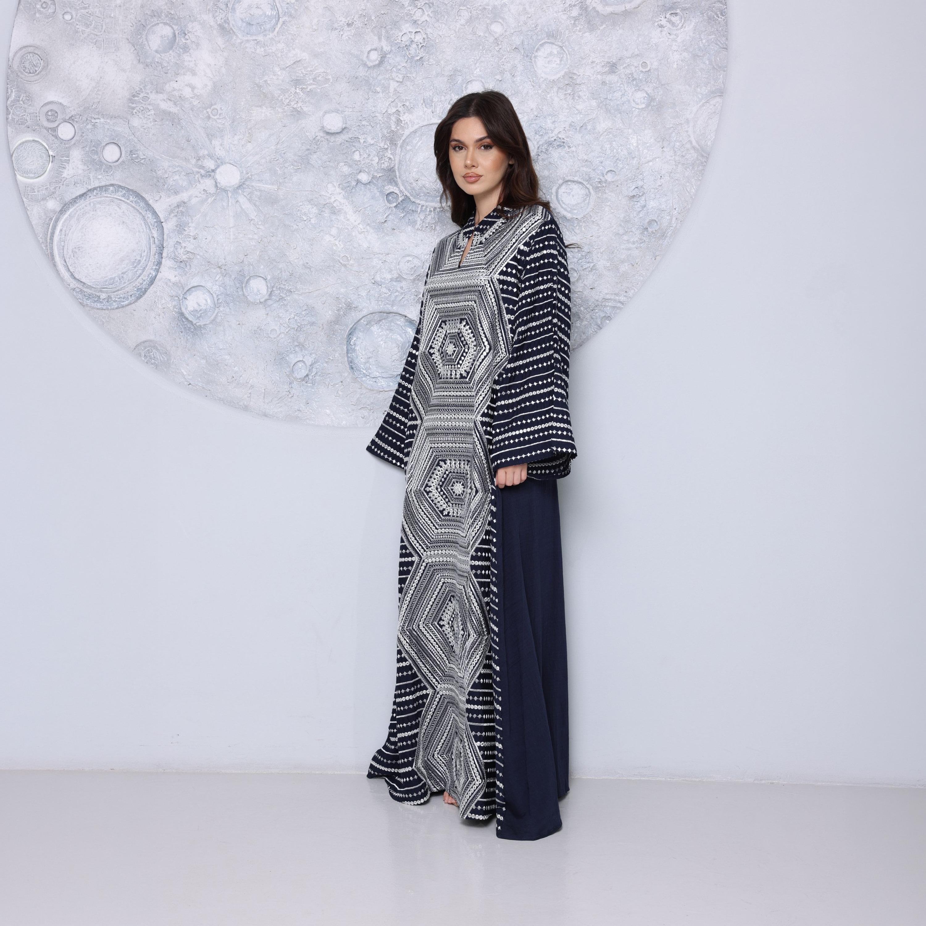 جلابية نسائية بياقة "ماندارين" وأكمام "فليرد" واسعة مع تطريز كامل من إككسا-women-arabicclothing-jalabiyas-image-8