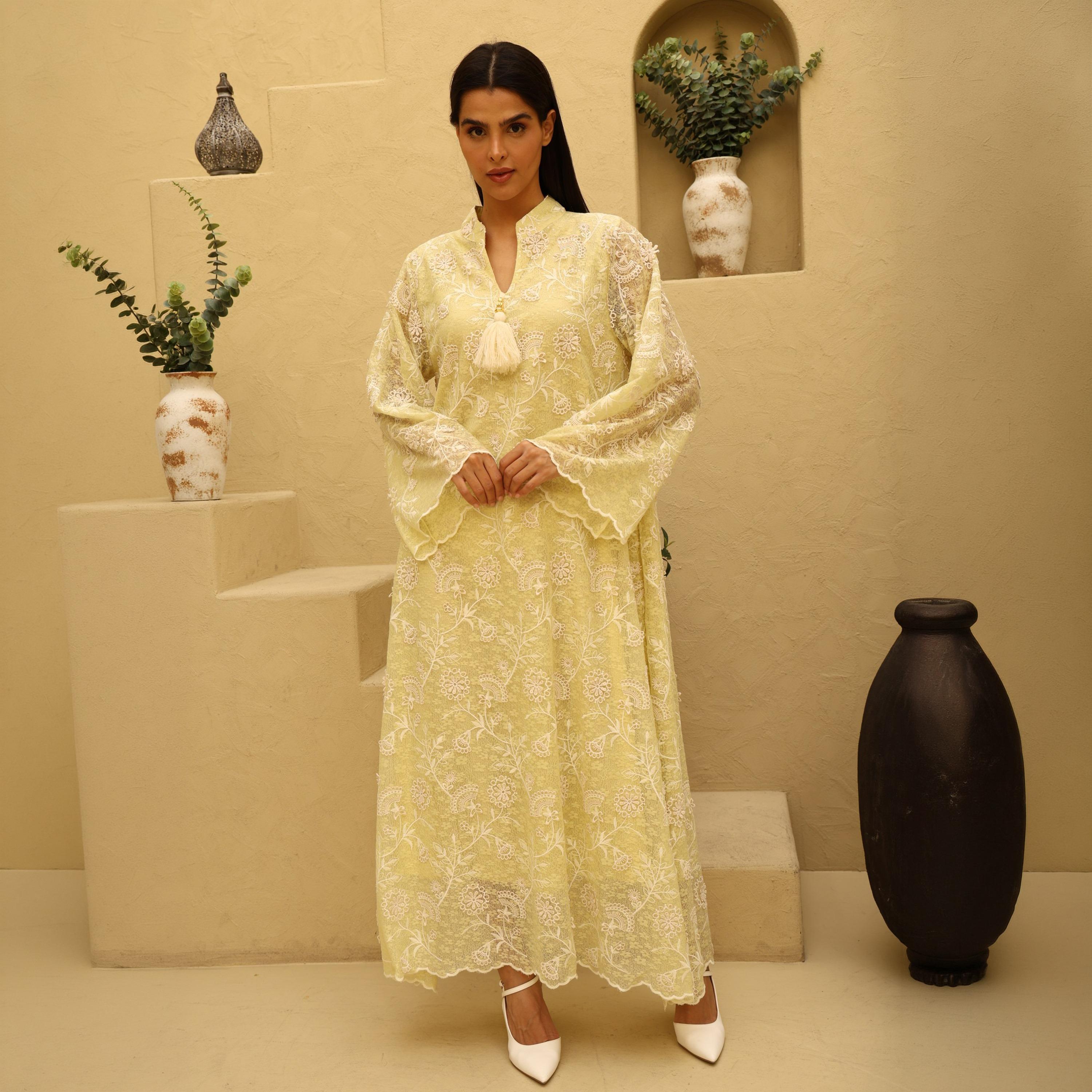 جلابية سهرة نسائية بياقة ماندارين وتطريز زهور وأكمام واسعة (كلوش) من إكسا-women-arabicclothing-jalabiyas-image-1