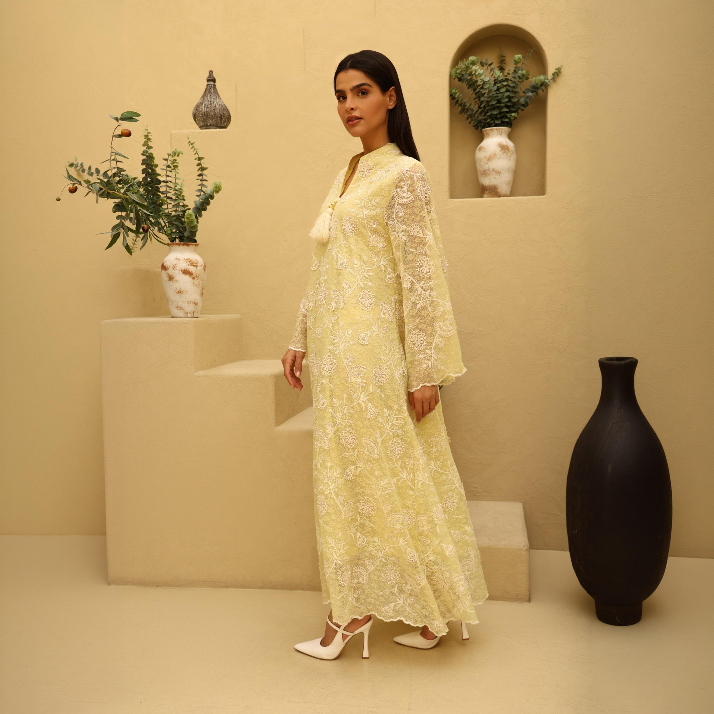 جلابية سهرة نسائية بياقة ماندارين وتطريز زهور وأكمام واسعة (كلوش) من إكسا-women-arabicclothing-jalabiyas-image-3