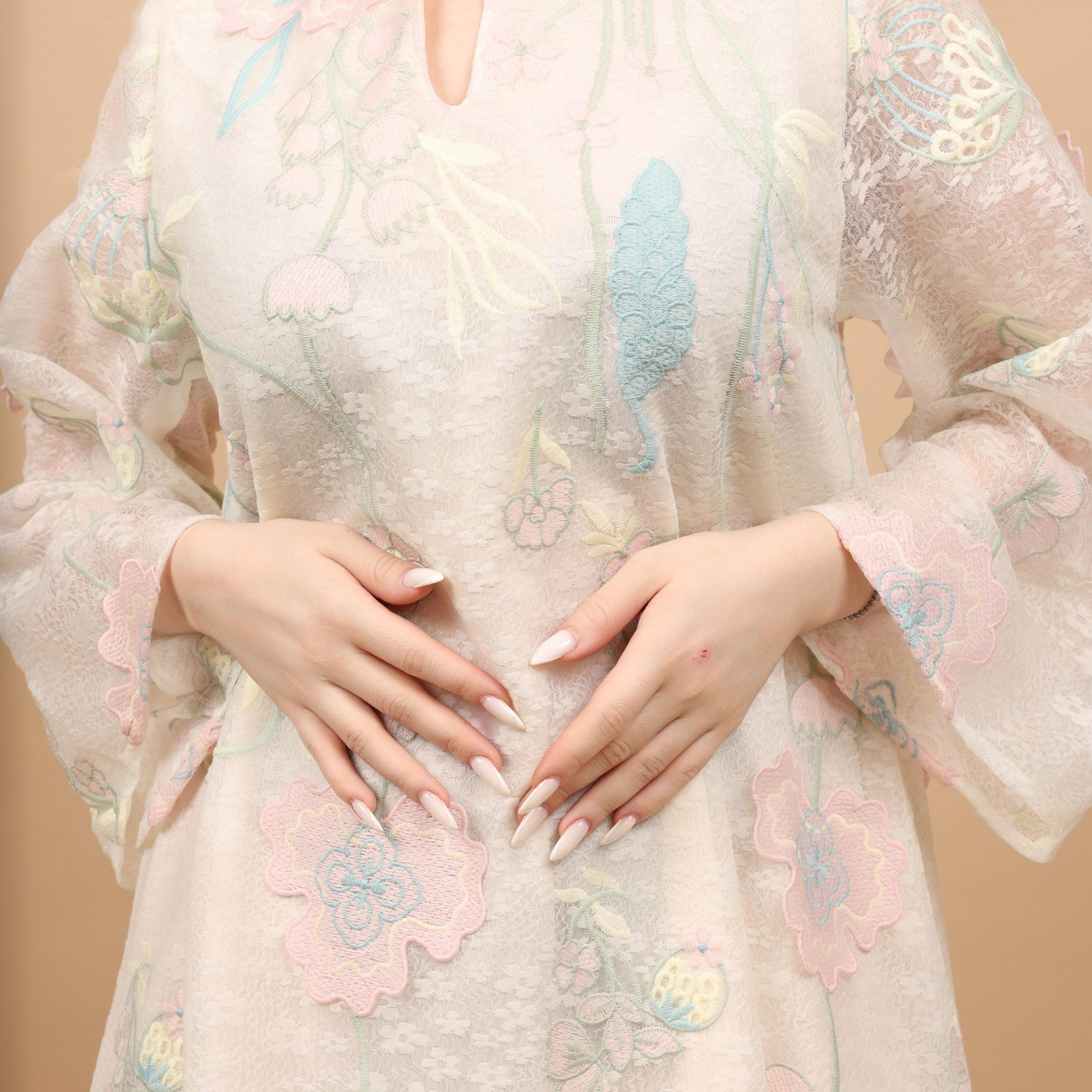 جلابية نسائية بأكمام "فليرد" واسعة وتطريز "فلورال" ودانتيل من إككسا-women-arabicclothing-jalabiyas-image-7
