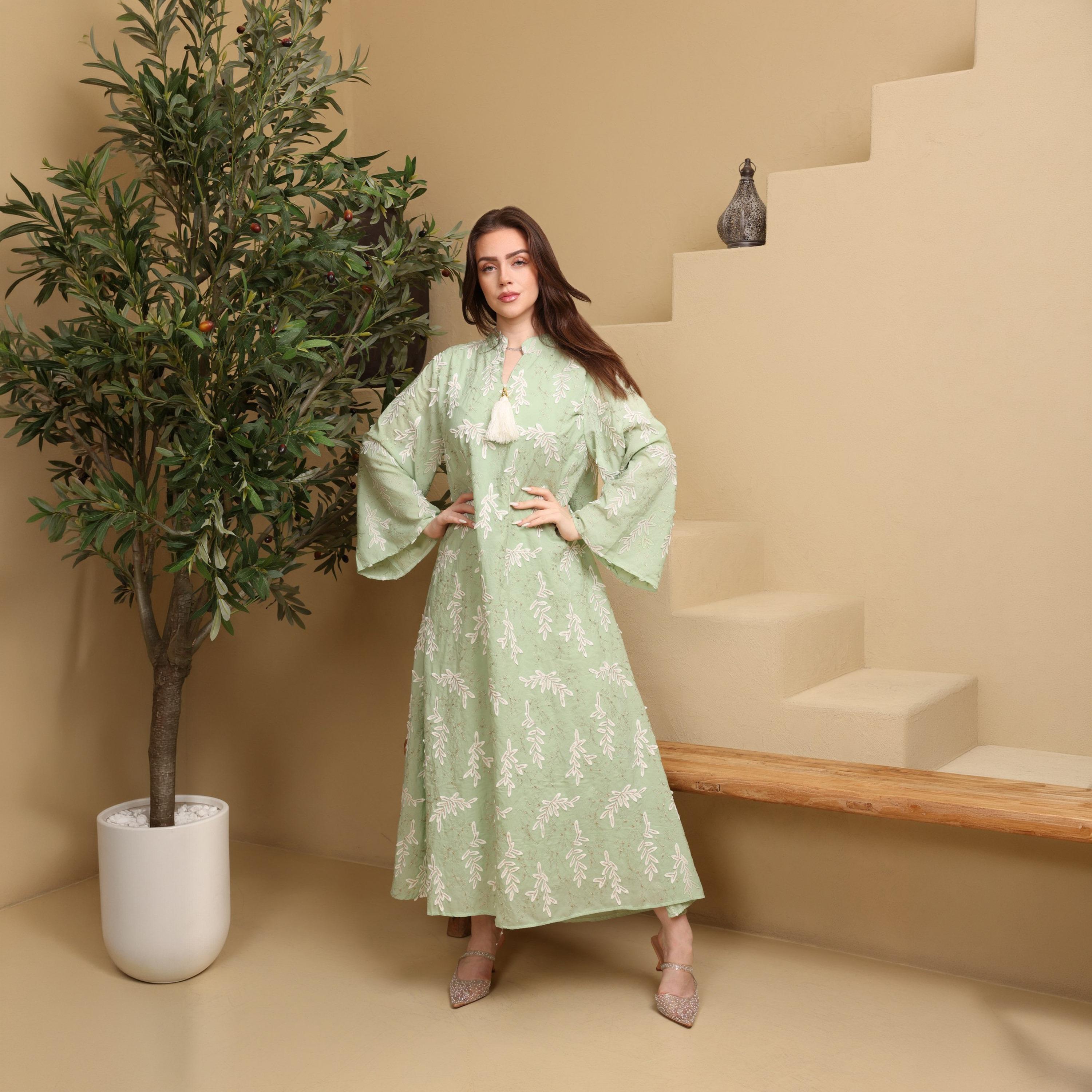 جلابية نسائية بياقة "ماندارين" وأكمام "فليرد" واسعة ومطرزة من إككسا-women-arabicclothing-jalabiyas-image-10
