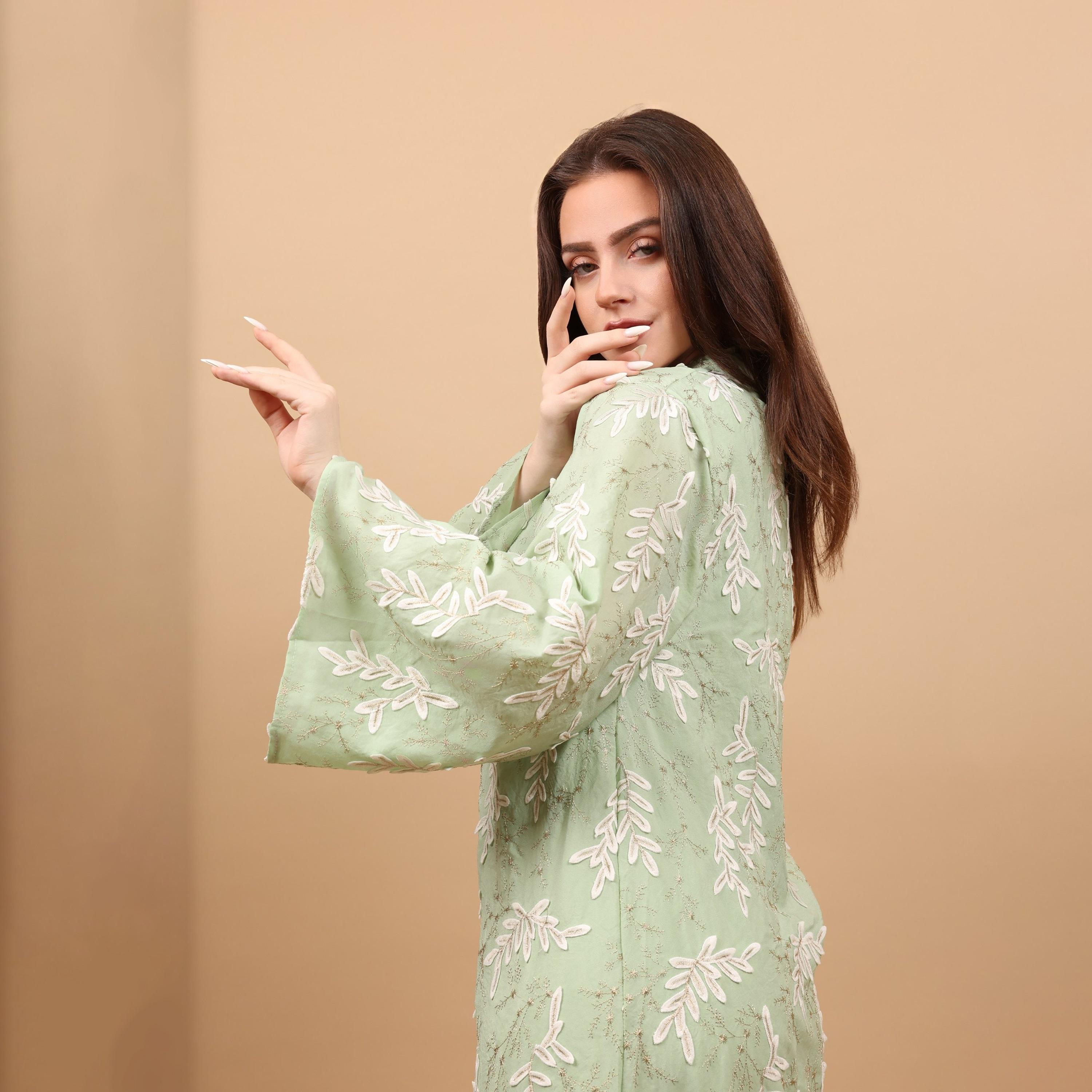 جلابية نسائية بياقة "ماندارين" وأكمام "فليرد" واسعة ومطرزة من إككسا-women-arabicclothing-jalabiyas-image-11