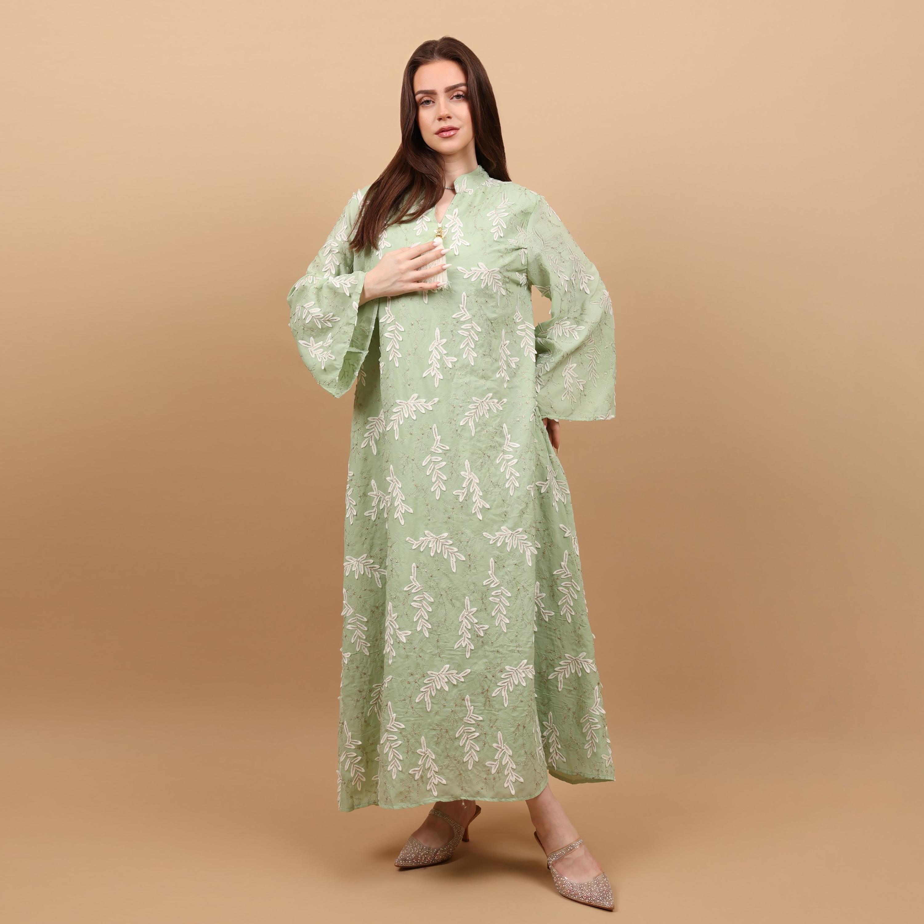 جلابية نسائية بياقة "ماندارين" وأكمام "فليرد" واسعة ومطرزة من إككسا-women-arabicclothing-jalabiyas-image-12