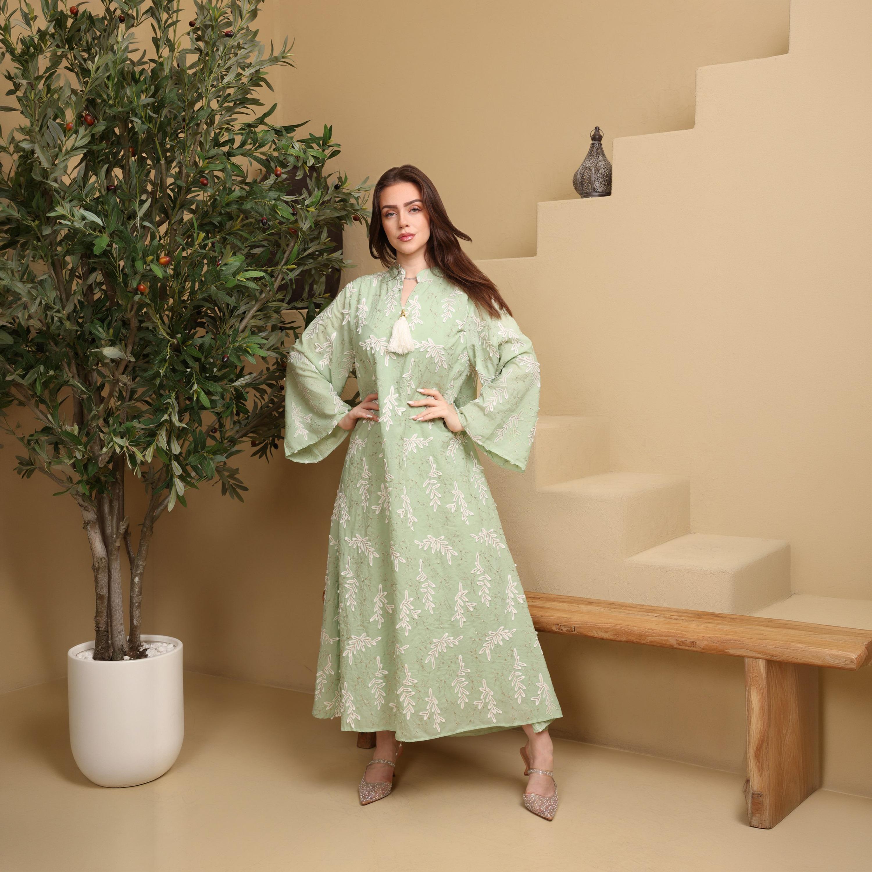 جلابية نسائية بياقة "ماندارين" وأكمام "فليرد" واسعة ومطرزة من إككسا-women-arabicclothing-jalabiyas-image-24