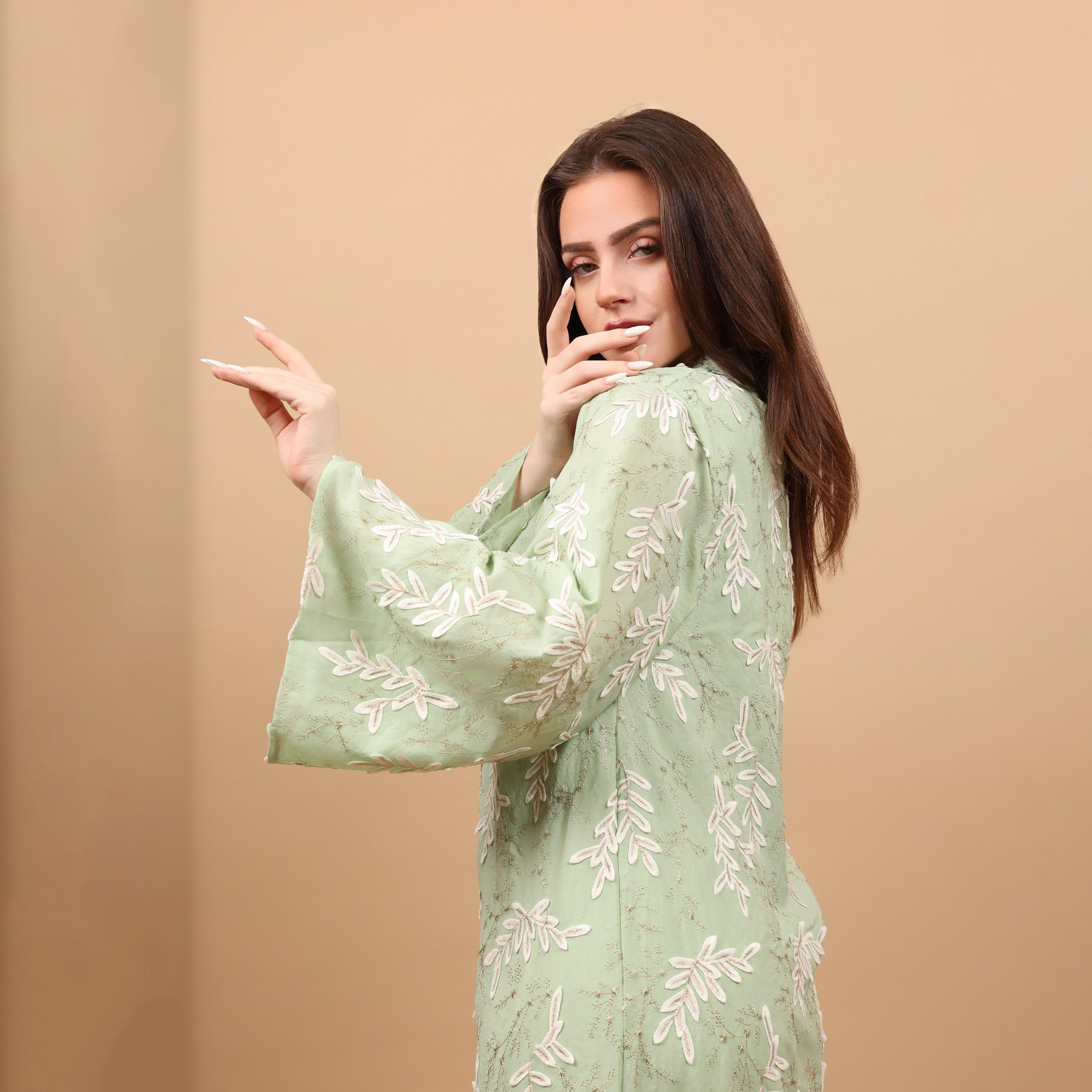 جلابية نسائية بياقة "ماندارين" وأكمام "فليرد" واسعة ومطرزة من إككسا-women-arabicclothing-jalabiyas-image-25