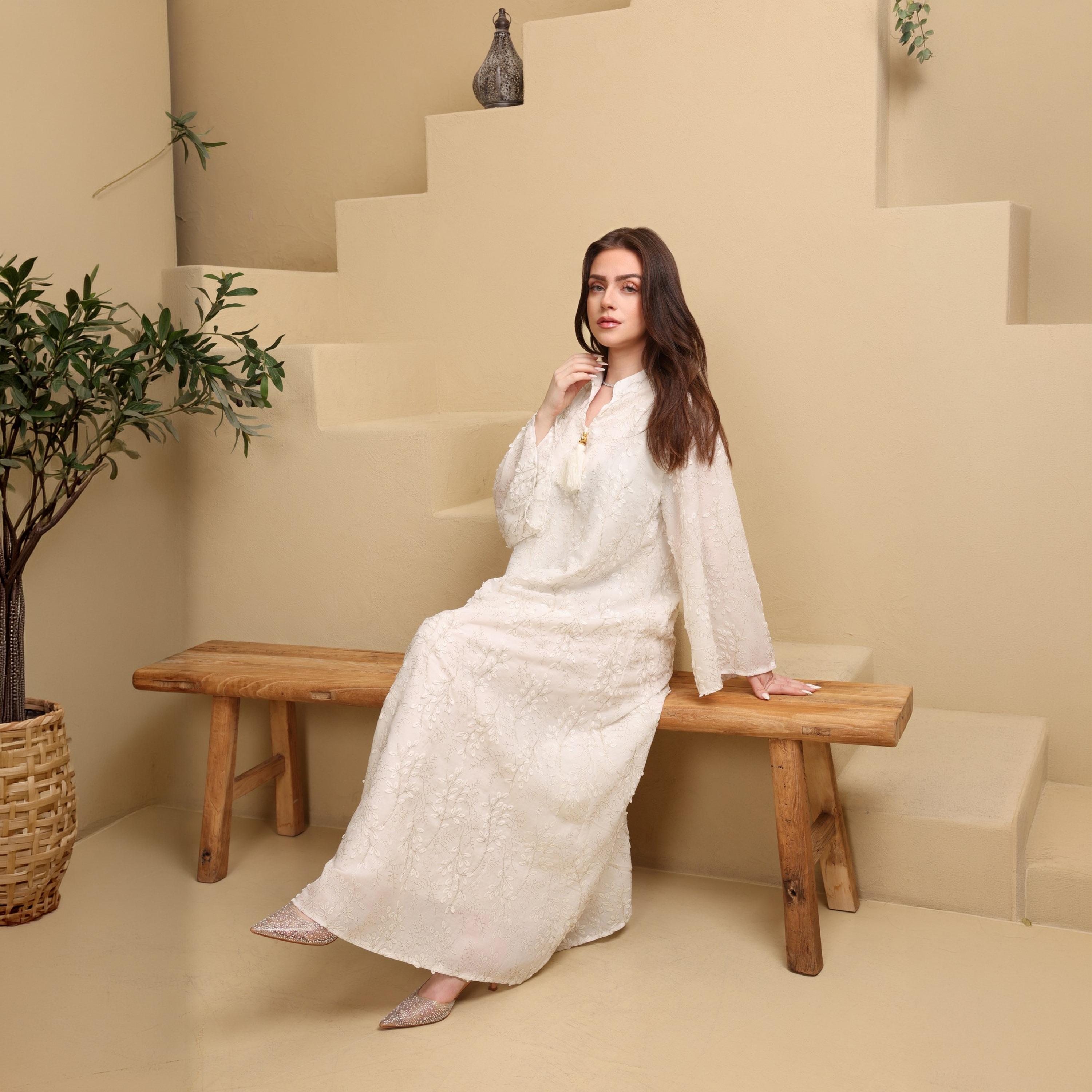 جلابية نسائية بياقة "ماندارين" وأكمام "فليرد" واسعة ومطرزة من إككسا-women-arabicclothing-jalabiyas-image-8