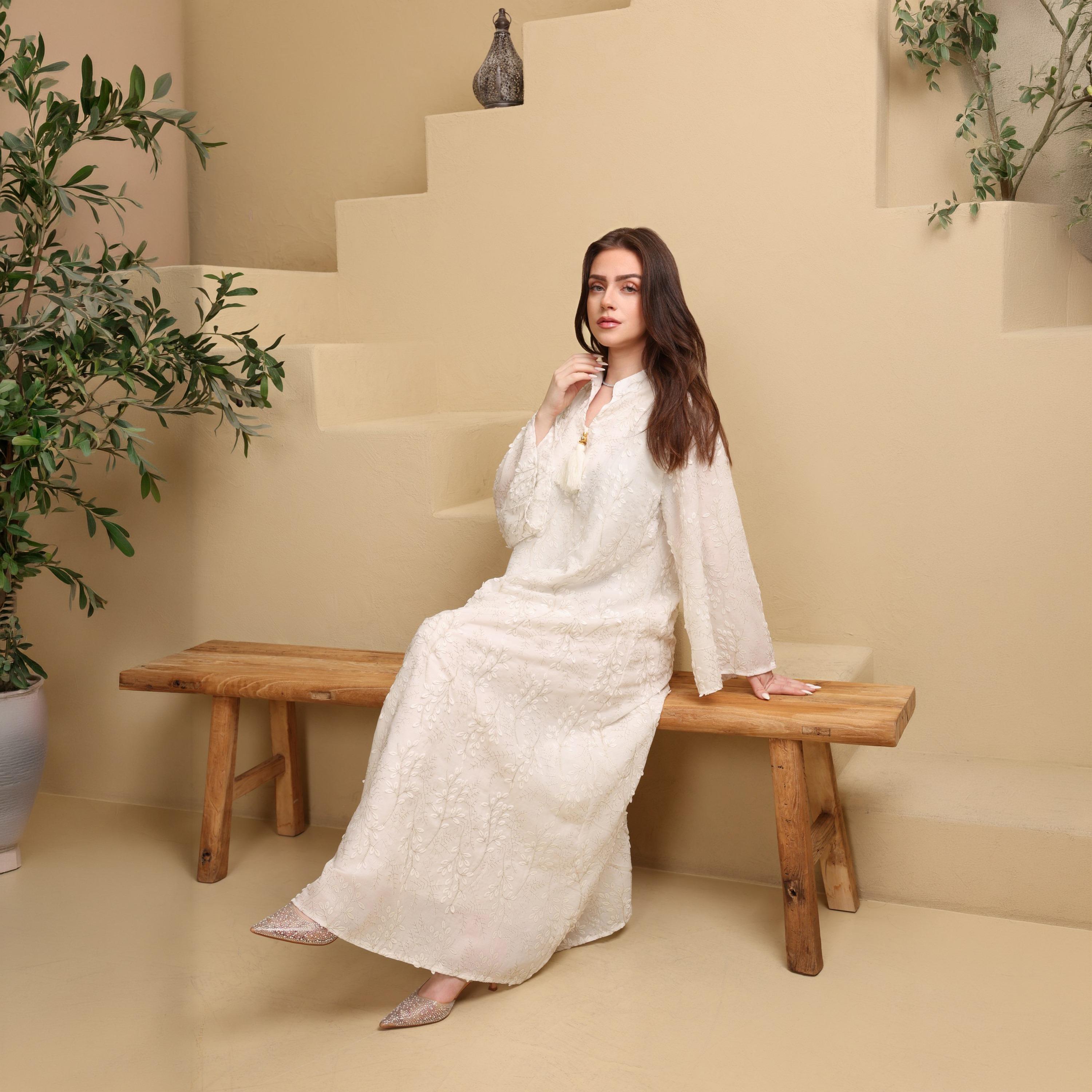 جلابية نسائية بياقة "ماندارين" وأكمام "فليرد" واسعة ومطرزة من إككسا-women-arabicclothing-jalabiyas-image-20