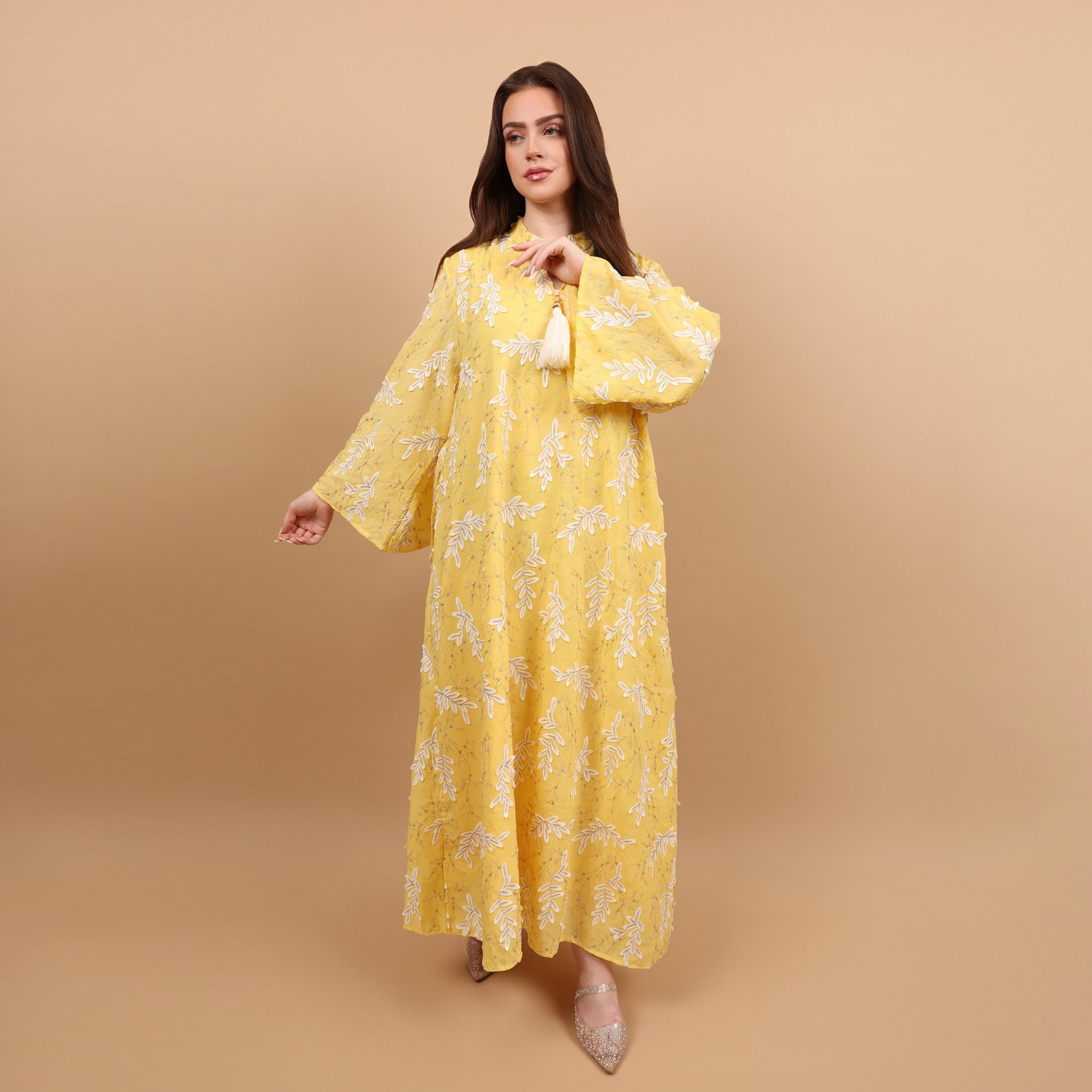 جلابية نسائية بياقة "ماندارين" وأكمام "فليرد" واسعة ومطرزة من إككسا-women-arabicclothing-jalabiyas-image-1