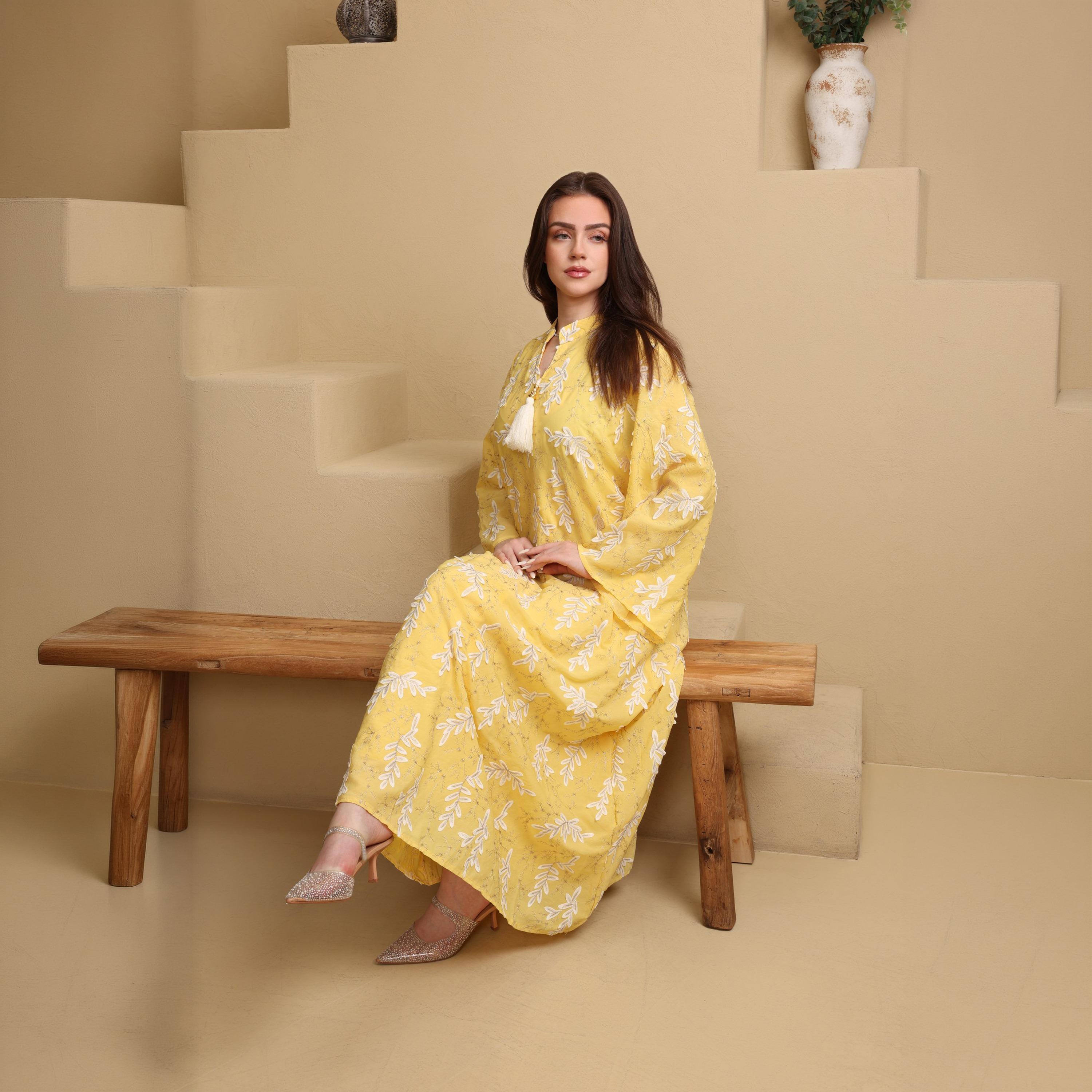 جلابية نسائية بياقة "ماندارين" وأكمام "فليرد" واسعة ومطرزة من إككسا-women-arabicclothing-jalabiyas-image-15