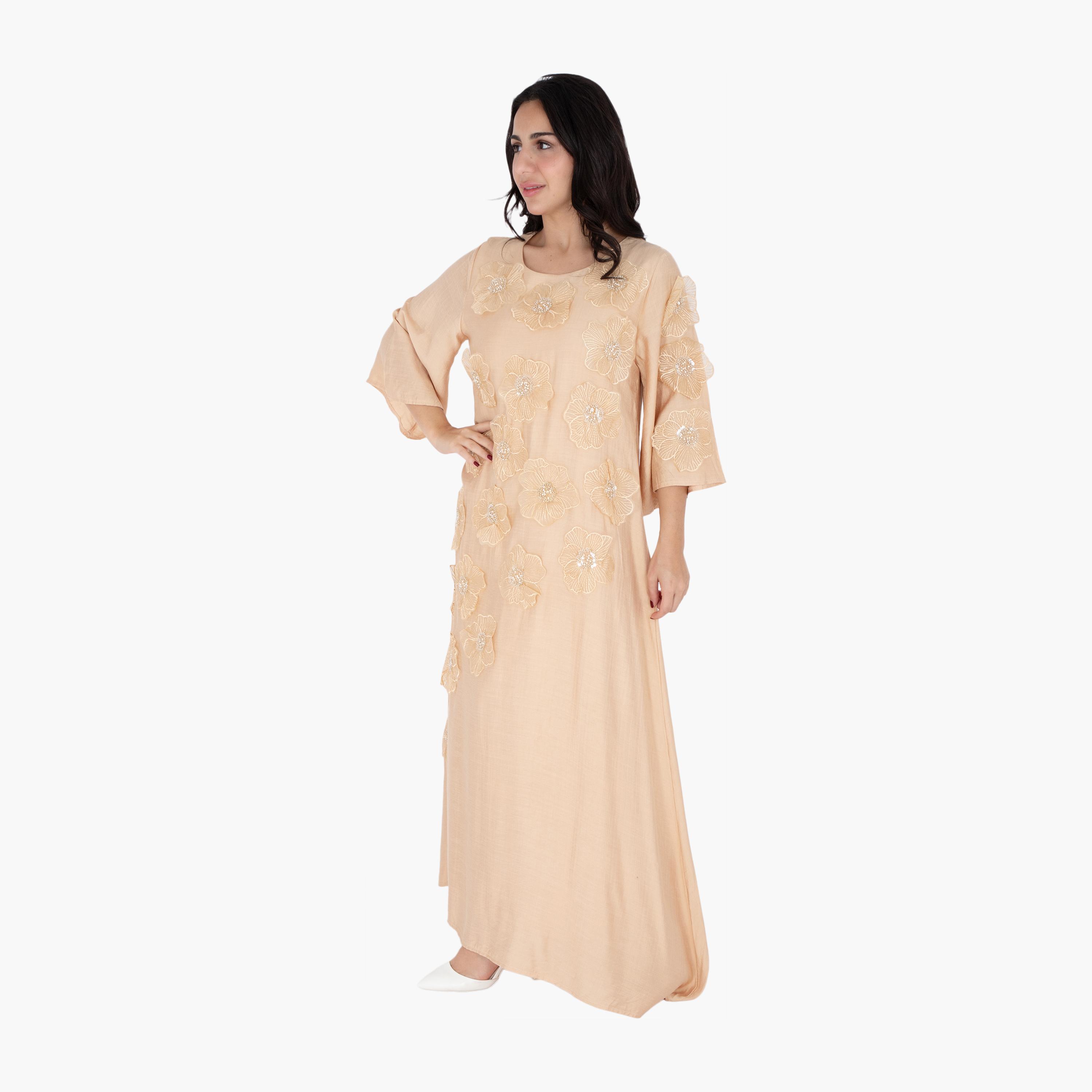 جلابية سهرة نسائية بيج مزينة بأزهار ثلاثية الأبعاد وأكمام واسعة من إككسا-women-arabicclothing-jalabiyas-image-3