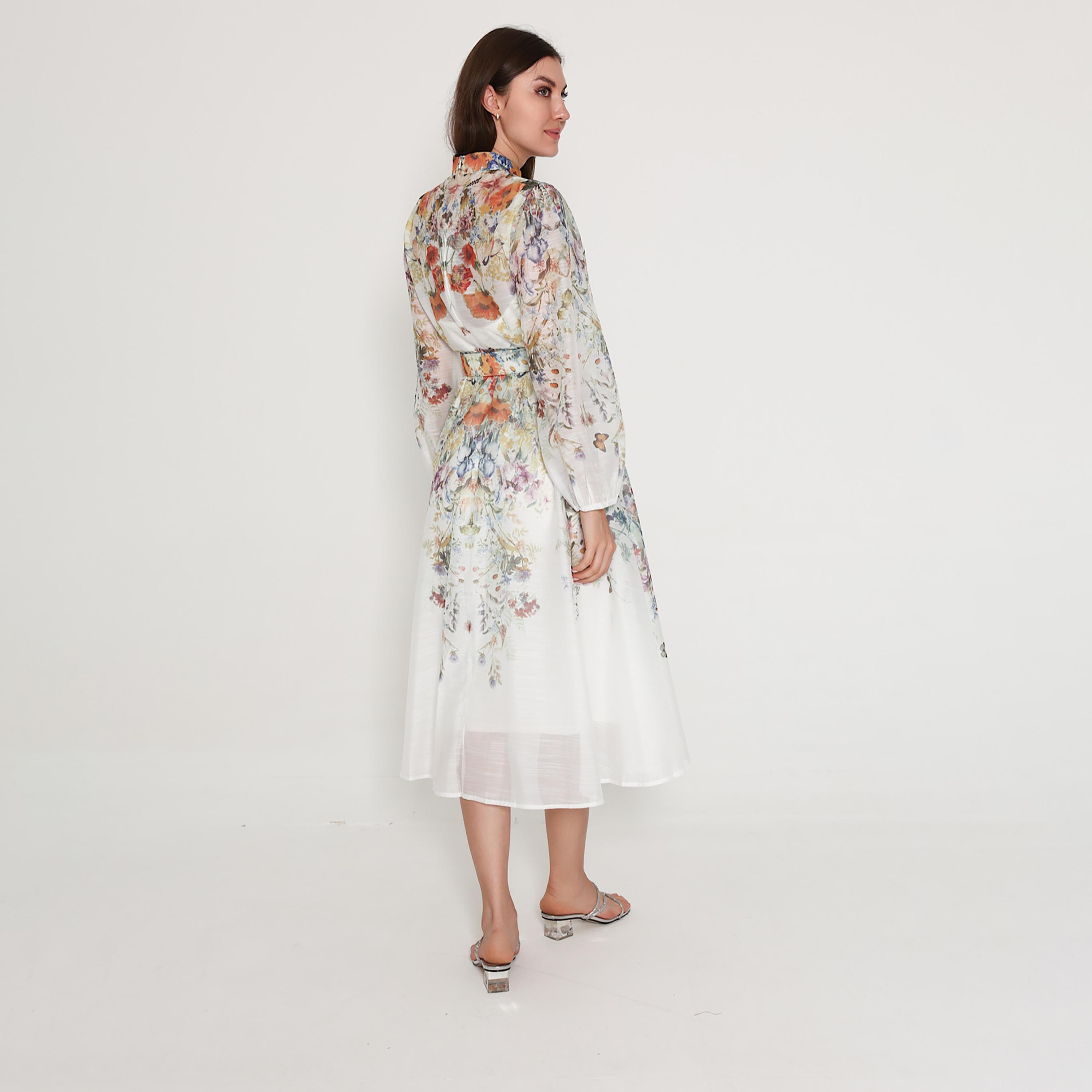 فستان ميدي نسائي باللون الأبيض بطبعة زهور وياقة ماندرين وأكمام بالون من إيككسا-women-clothing-dresses-image-5