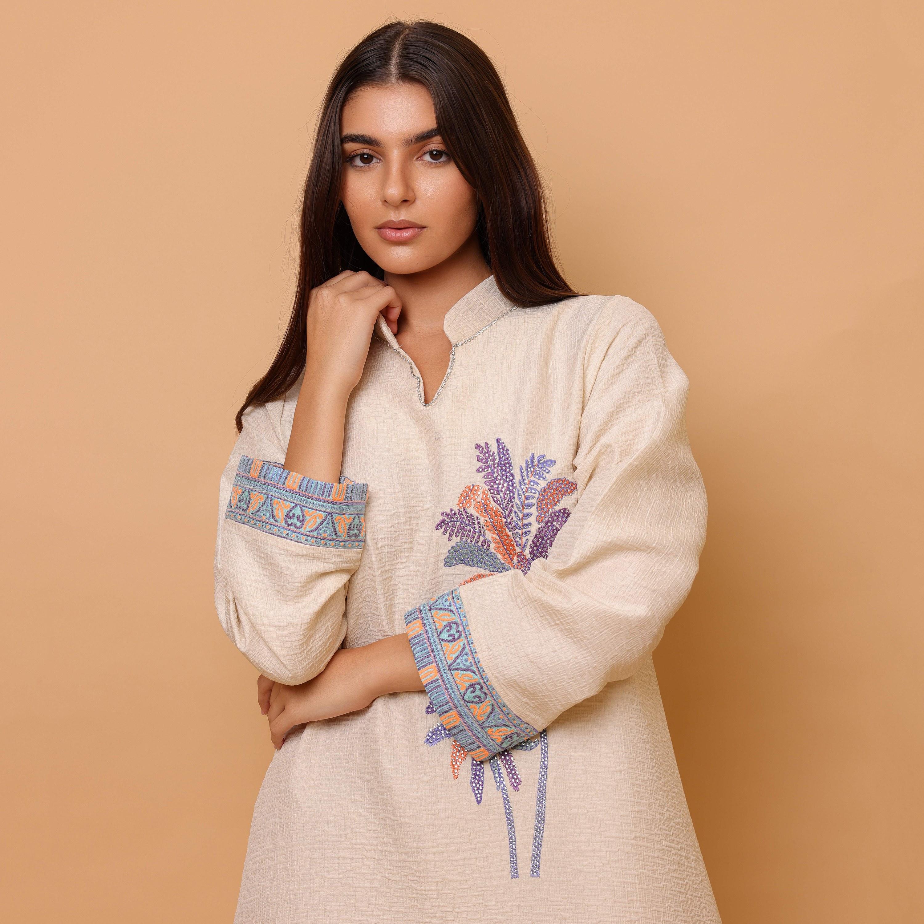جلابية نسائية بتطريز استوائي وياقة ماندارين من إيككسا-women-arabicclothing-jalabiyas-image-10