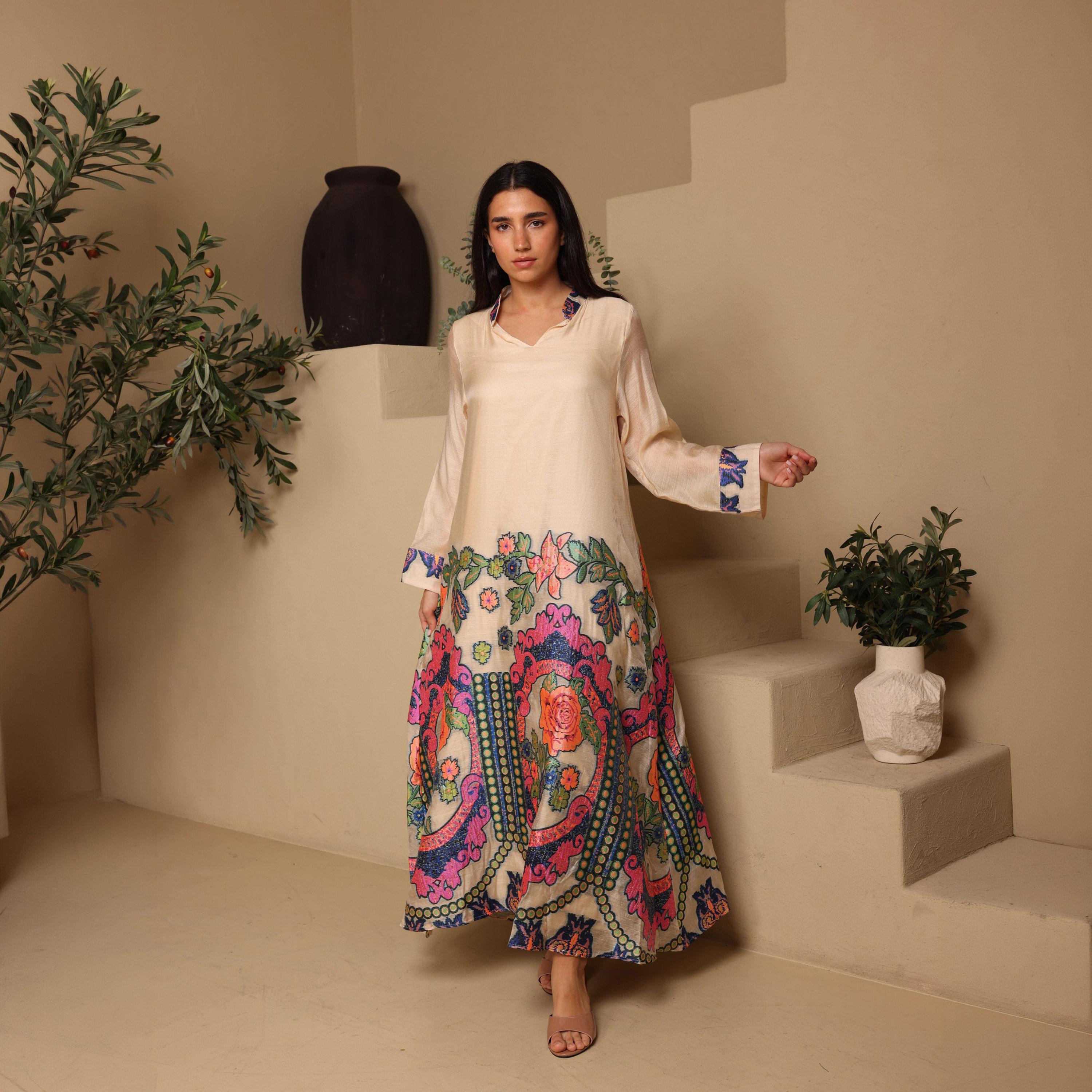 جلابية سهرة نسائية "فليرد" واسعة بياقة "ماندارين" وتطريز "فلورال" من إككسا-women-arabicclothing-jalabiyas-image-1