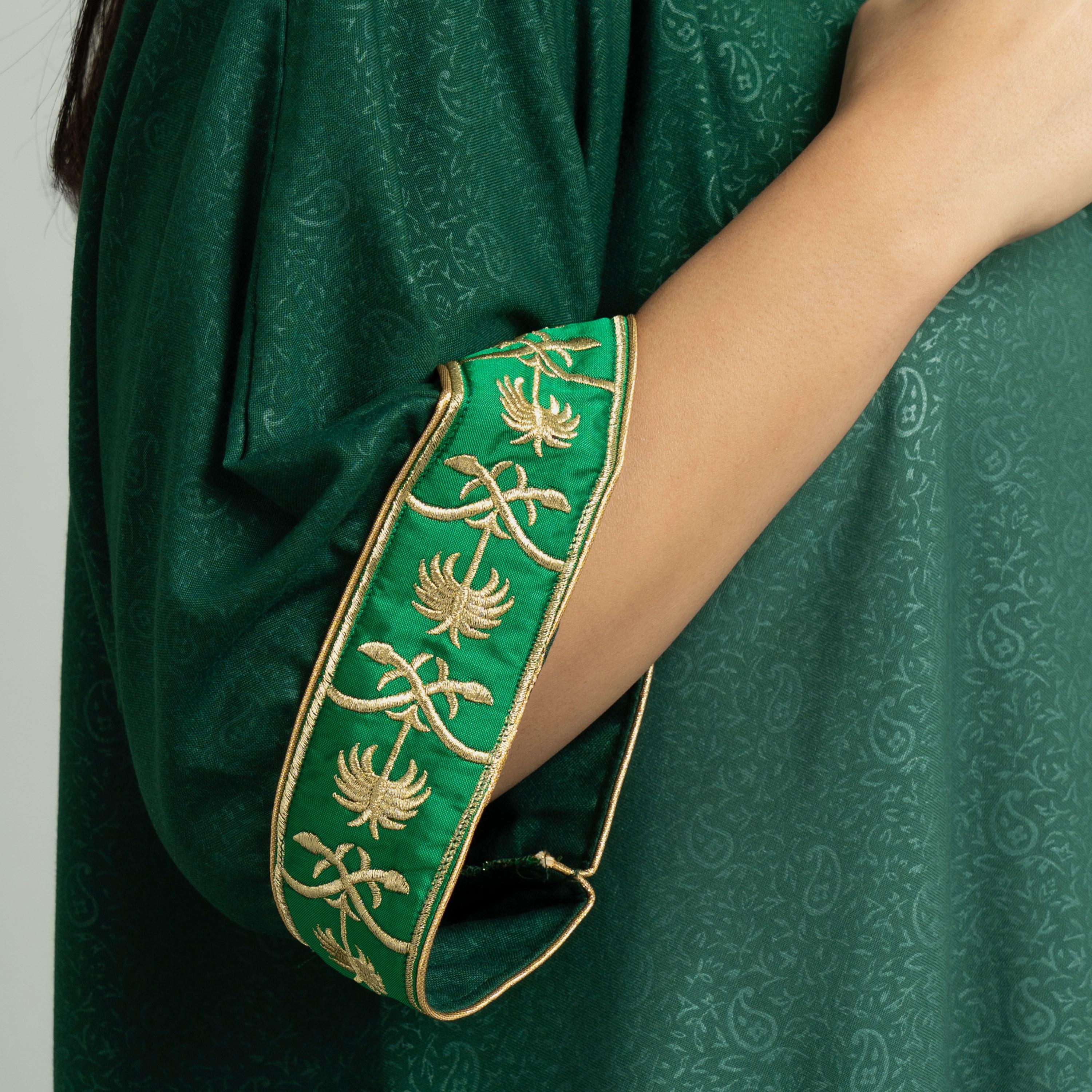 IKKXA جلابية نسائية مطرزة باللون الأخضر-women-arabicclothing-jalabiyas-image-4