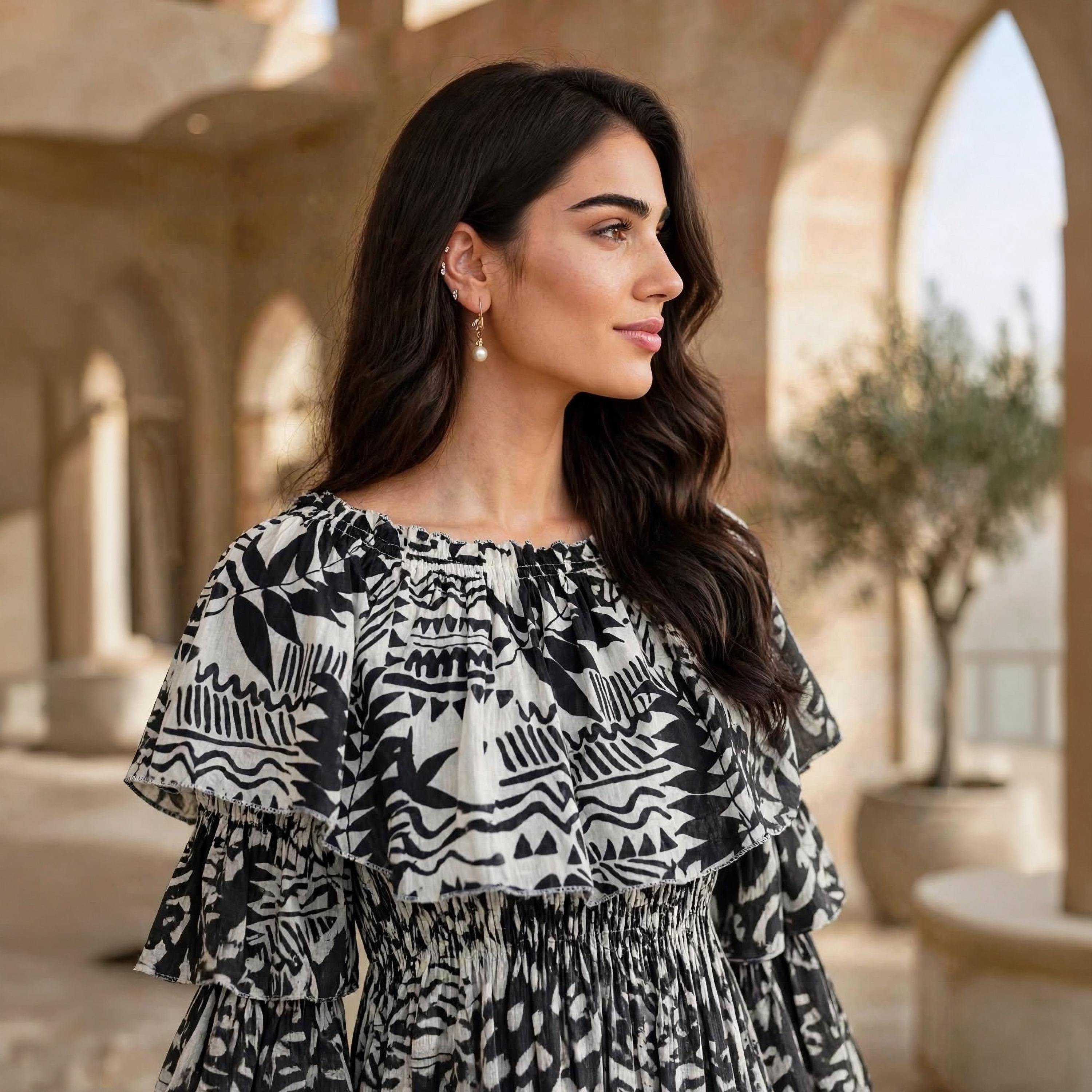 جلابية حريمي بطبقات بطبعة تجريدية سوداء ومكشوفة الأكتاف بأكمام واسعة بكشكشة من إيكسا-women-arabicclothing-dresses-image-2