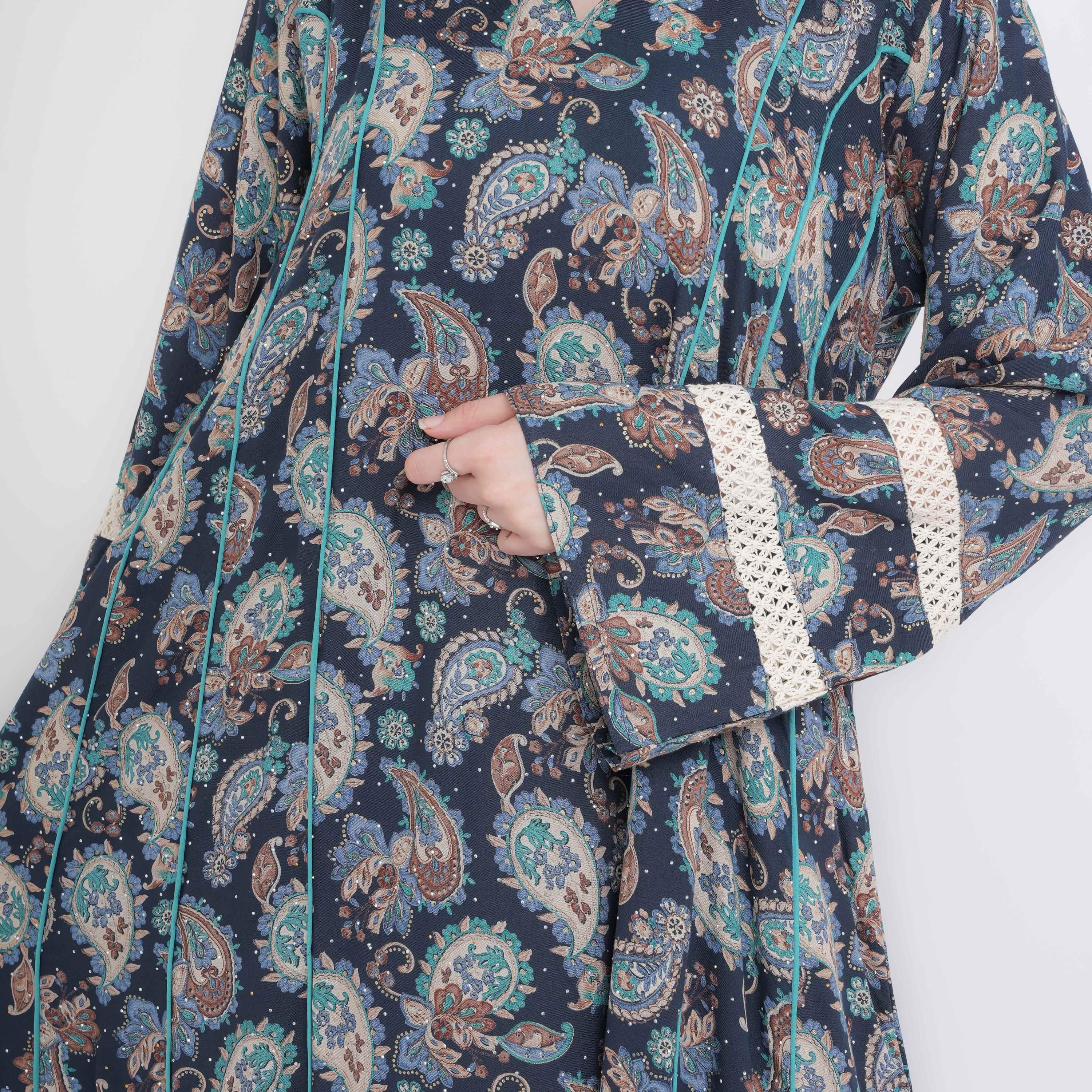 جلابية نسائية بأكمام مزينة بالدانتيل وطبعة بيزلي شاملة من إككسا-women-arabicclothing-jalabiyas-image-6