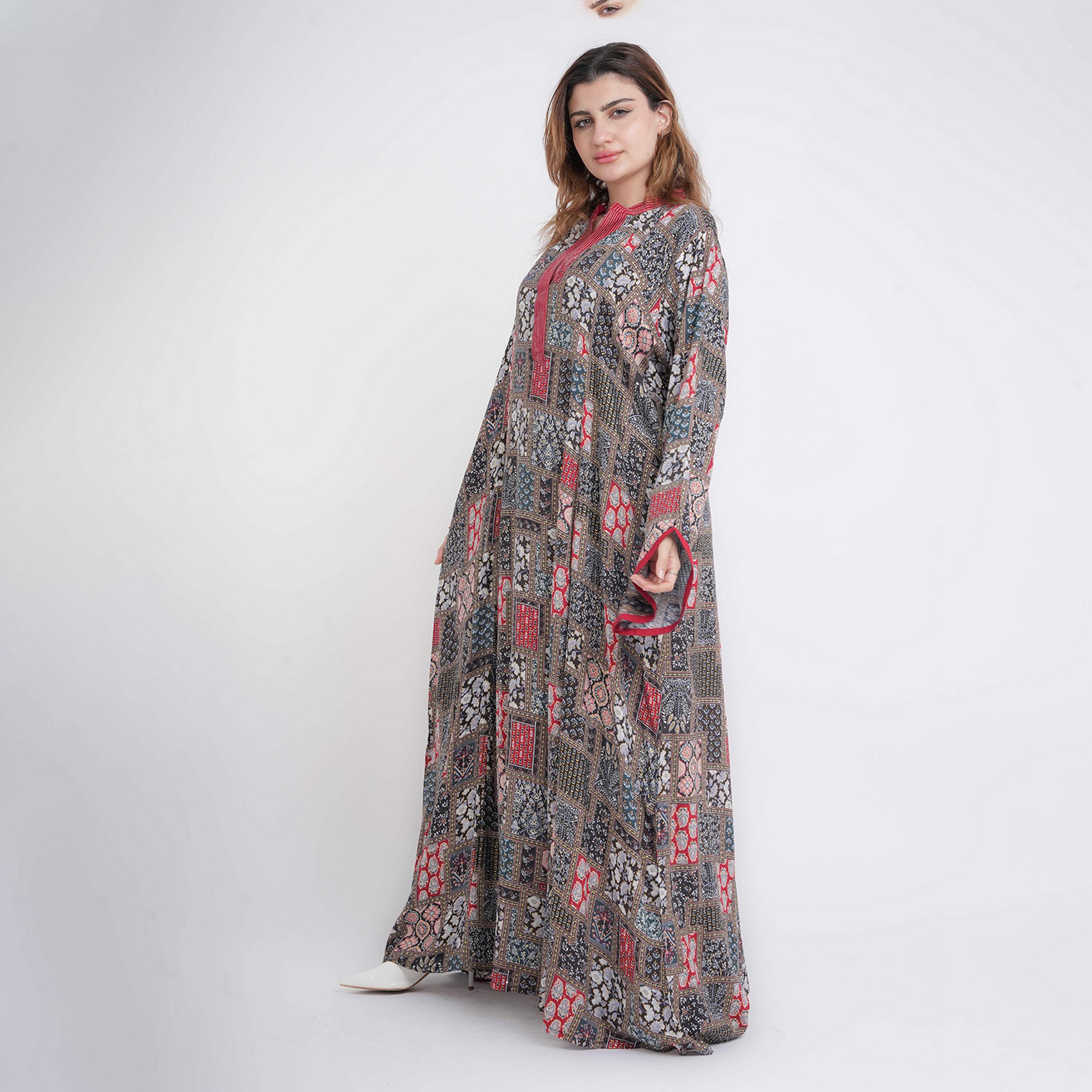 جلابية نسائية بياقة ماندارين وأكمام واسعة وطبعة هندسية من إككسا-women-arabicclothing-jalabiyas-image-3