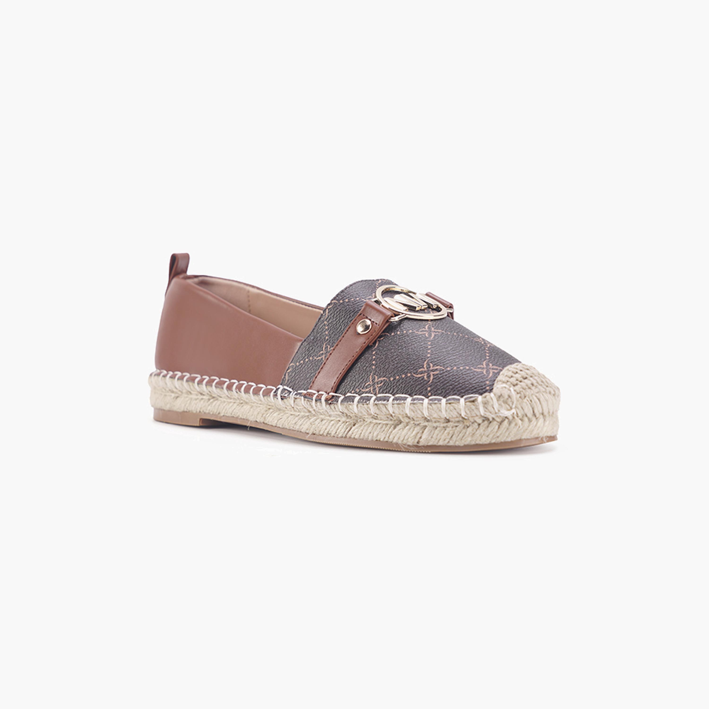 ناين ويست- حذاء مسطح إسبادريل للنساء مع رقعة زينة وطباعة الشعار | JANNY-women-shoes-loafersandmoccasins-image-1